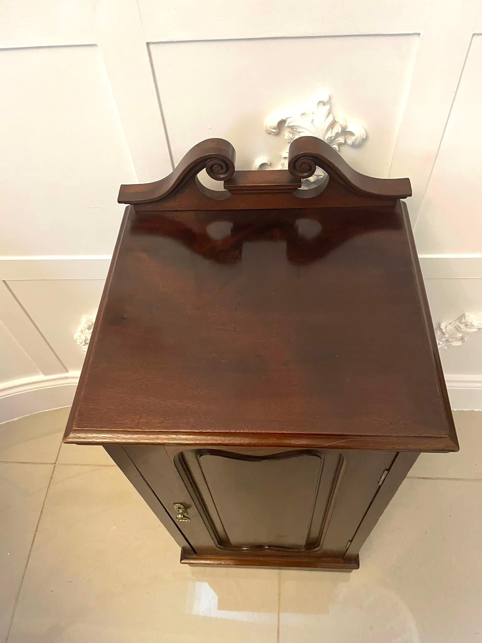 Antiker Nachttischschrank aus Mahagoni in viktorianischer Qualität  (Spätes 19. Jahrhundert) im Angebot