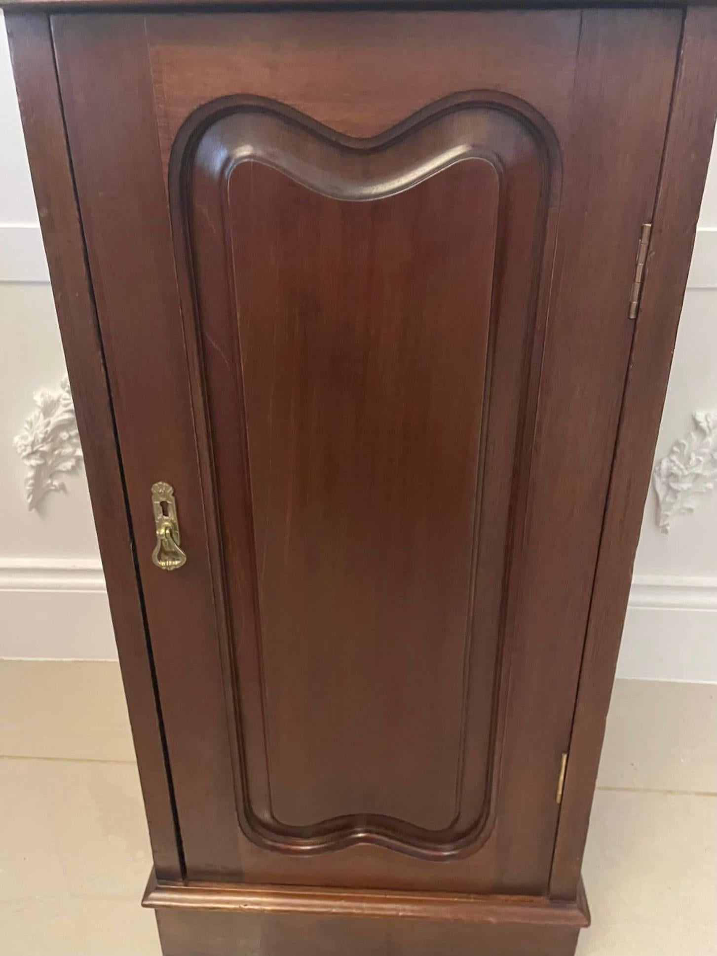 Ancienne armoire de chevet victorienne en acajou de qualité  en vente 2