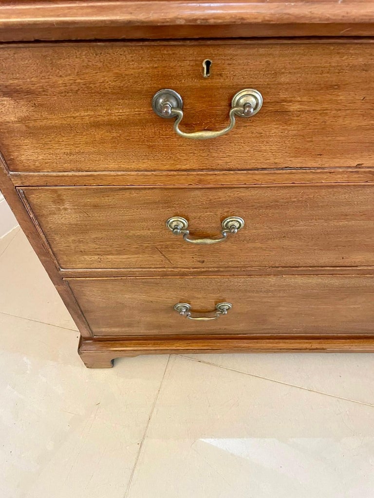 Commode édouardienne antique de qualité en acajou à quatre tiroirs - France