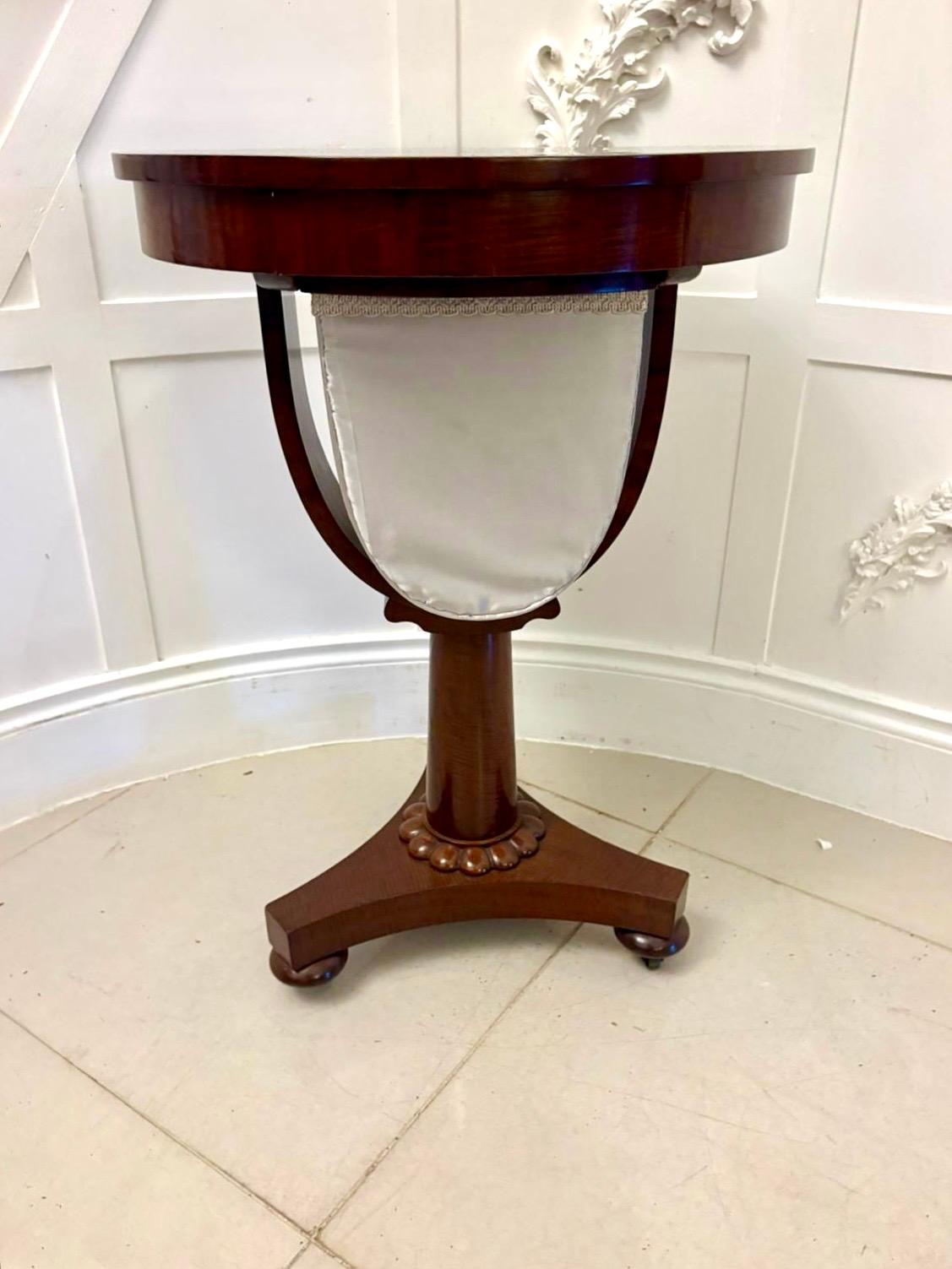 Table de couture / lampe circulaire en acajou de qualité victorienne ancienne en vente 3