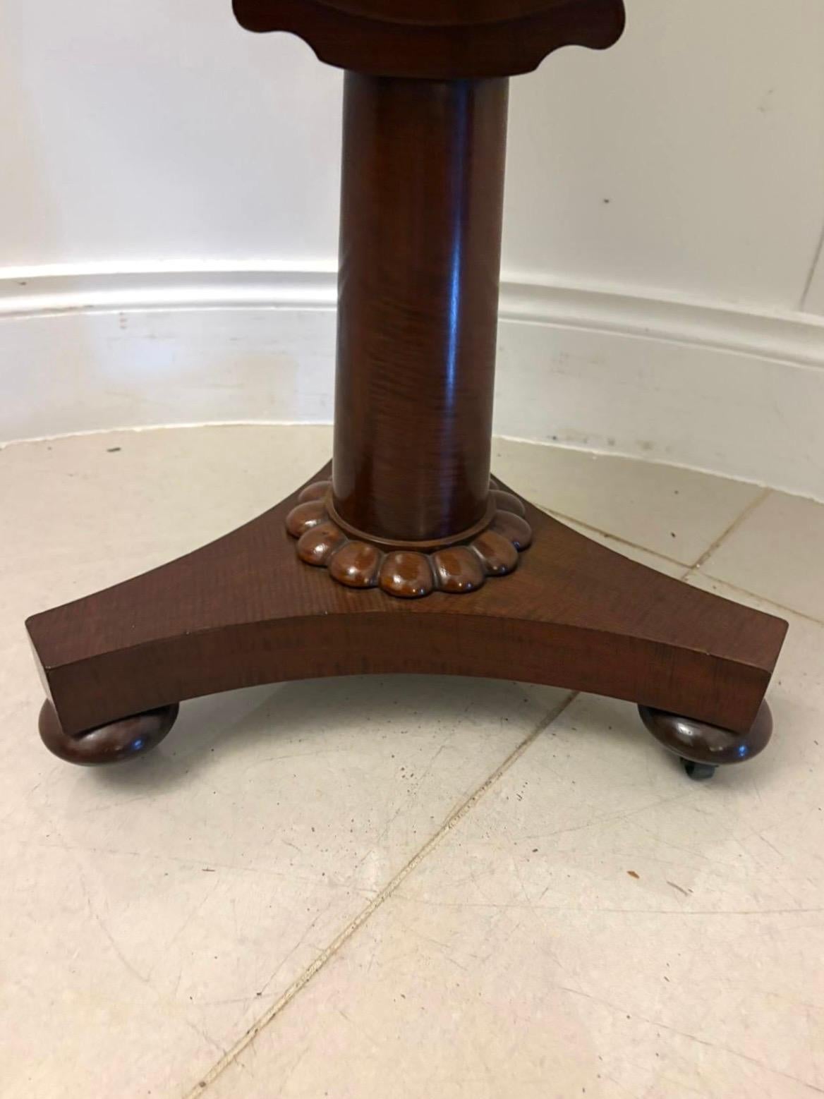 Table de couture / lampe circulaire en acajou de qualité victorienne ancienne en vente 4