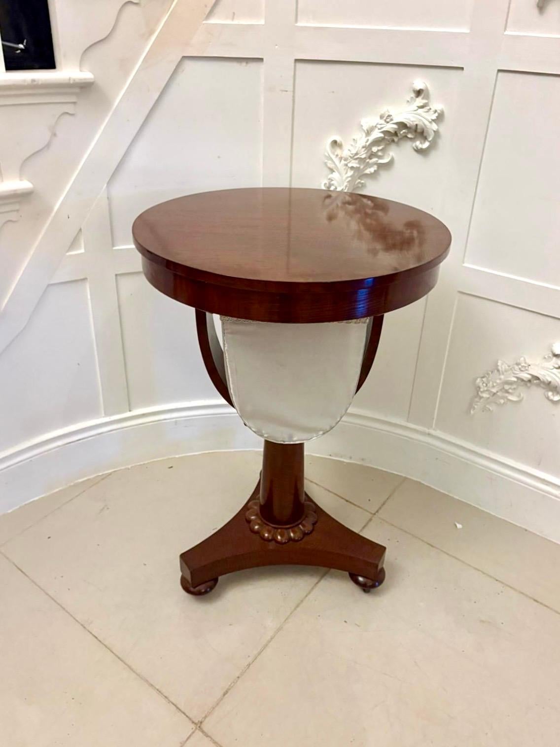 Table de couture / lampe circulaire en acajou de qualité victorienne ancienne en vente 5
