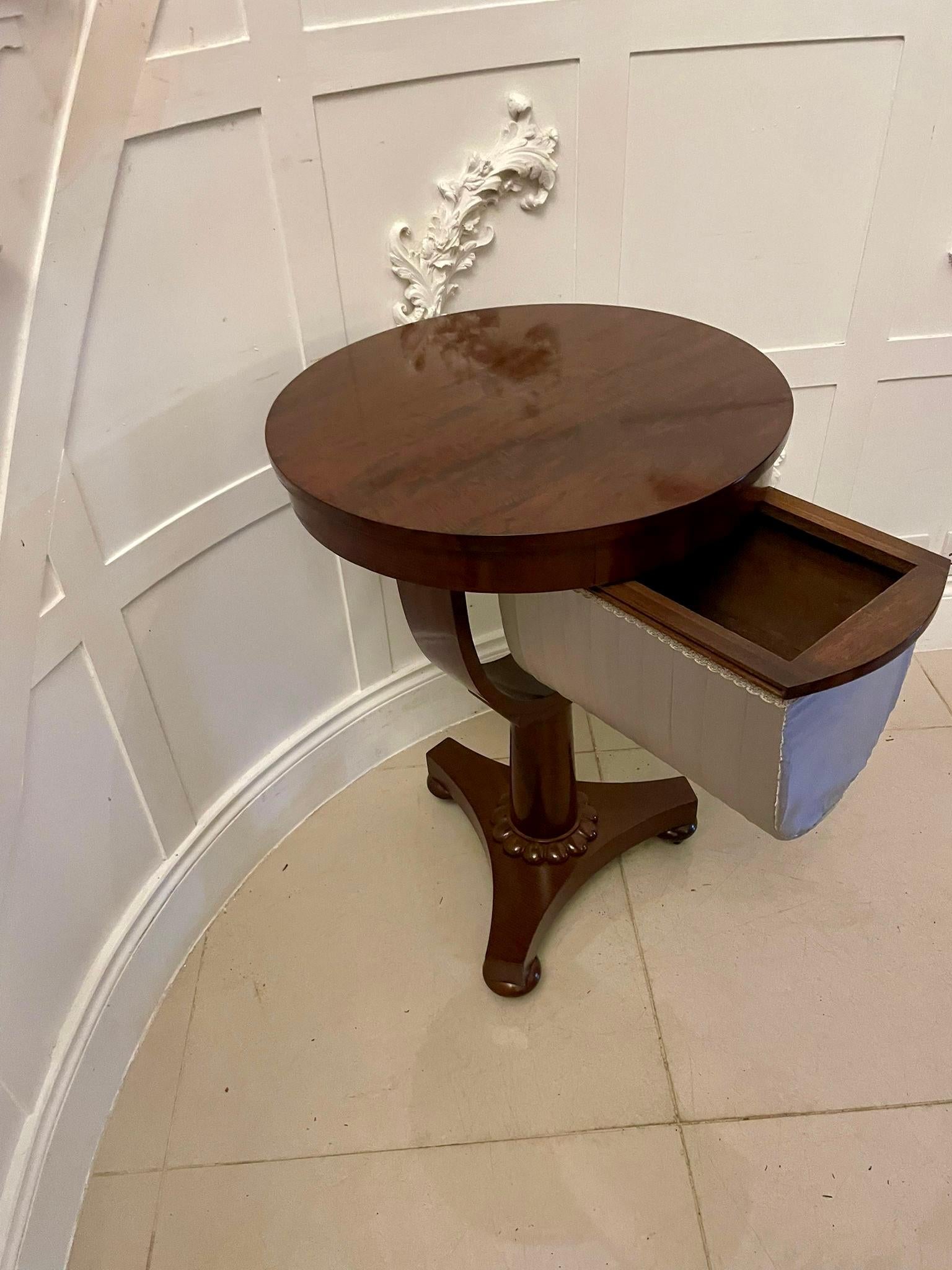 Victorien Table de couture / lampe circulaire en acajou de qualité victorienne ancienne en vente