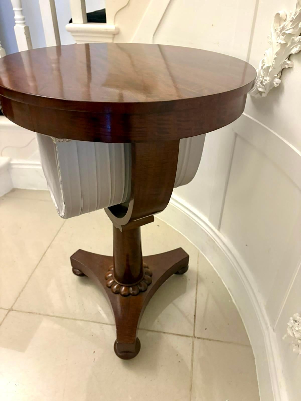 Anglais Table de couture / lampe circulaire en acajou de qualité victorienne ancienne en vente