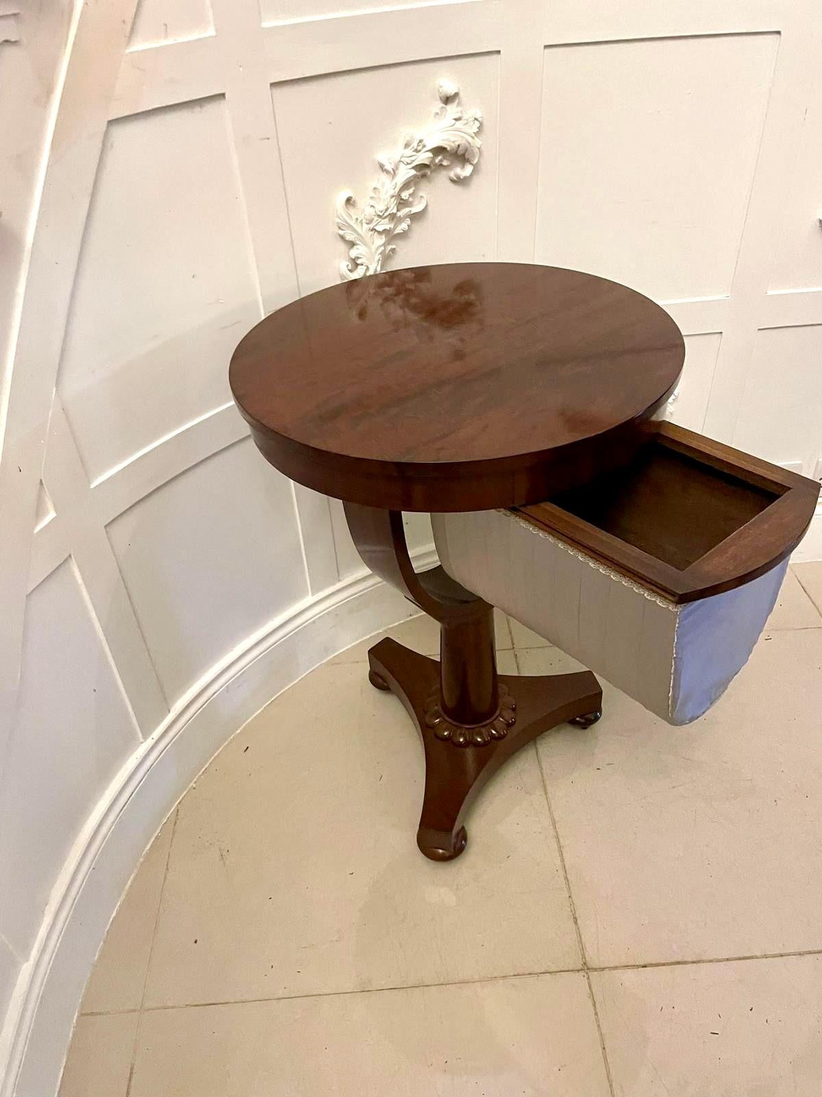 Table de couture / lampe circulaire en acajou de qualité victorienne ancienne Bon état - En vente à Suffolk, GB