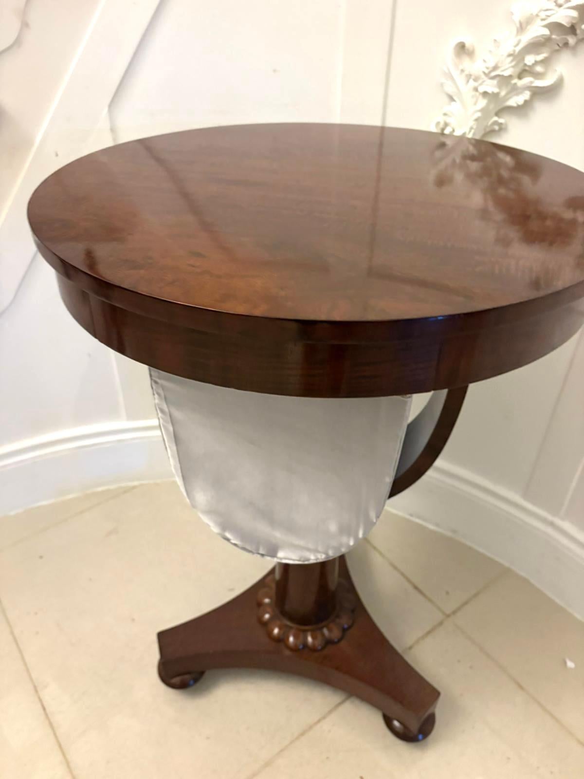 XIXe siècle Table de couture / lampe circulaire en acajou de qualité victorienne ancienne en vente