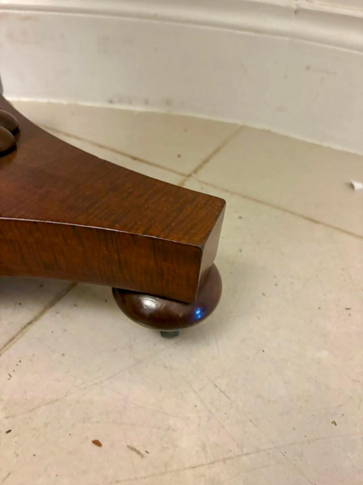 Acajou Table de couture / lampe circulaire en acajou de qualité victorienne ancienne en vente