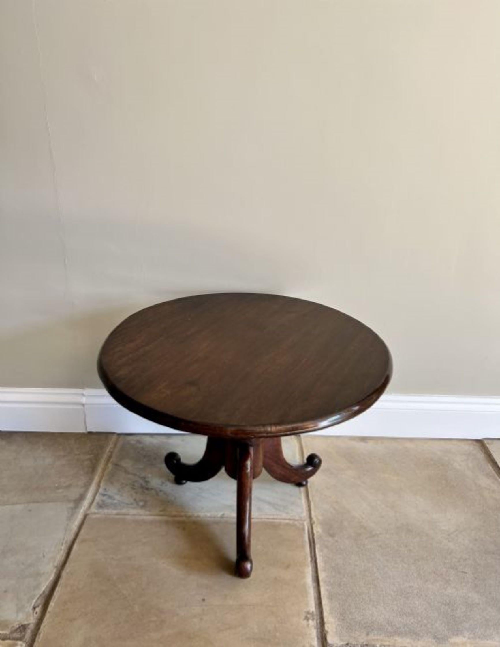 Antique Victorian quality mahogany coffee table having a quality mahogany circular top supported by a turned column, standing on shaped cabriole legs.
