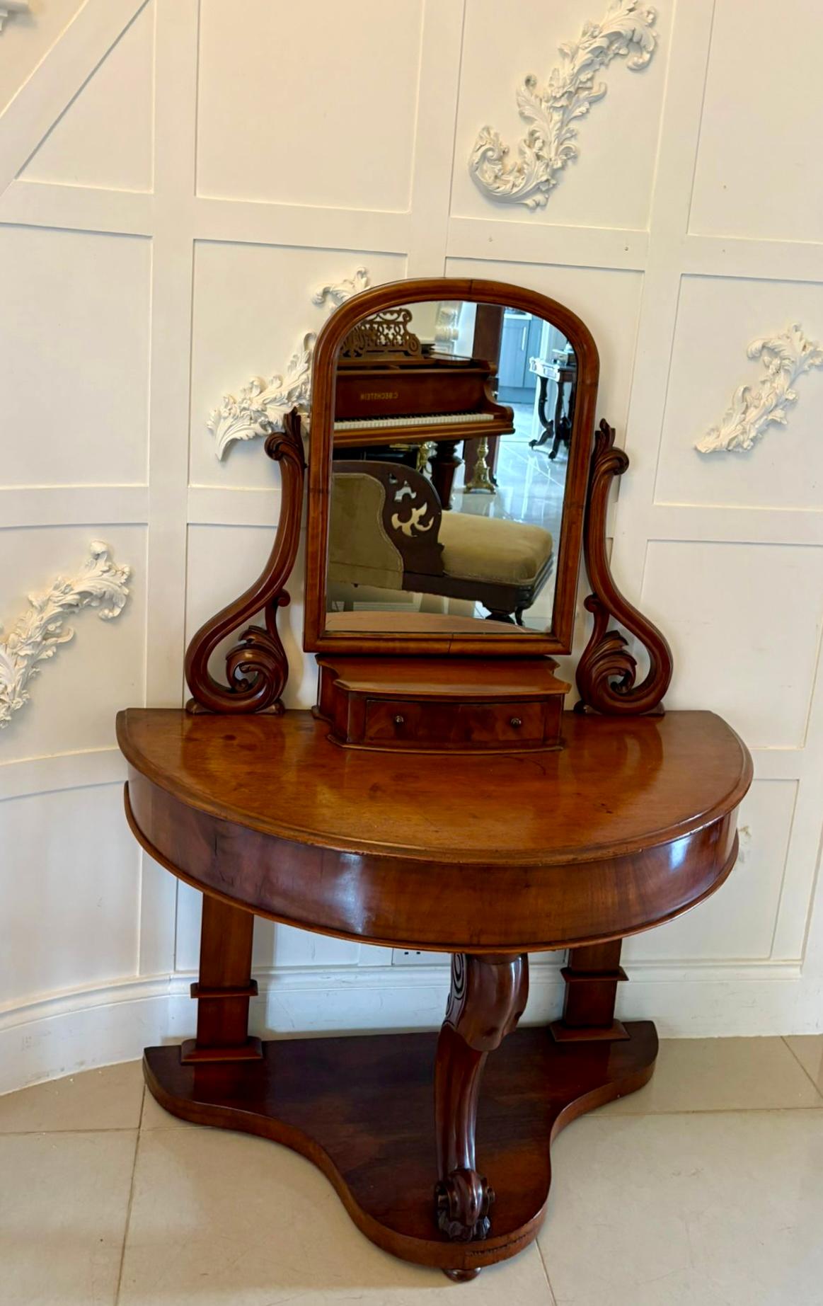 Autre Ancienne coiffeuse victorienne en acajou de qualité en vente