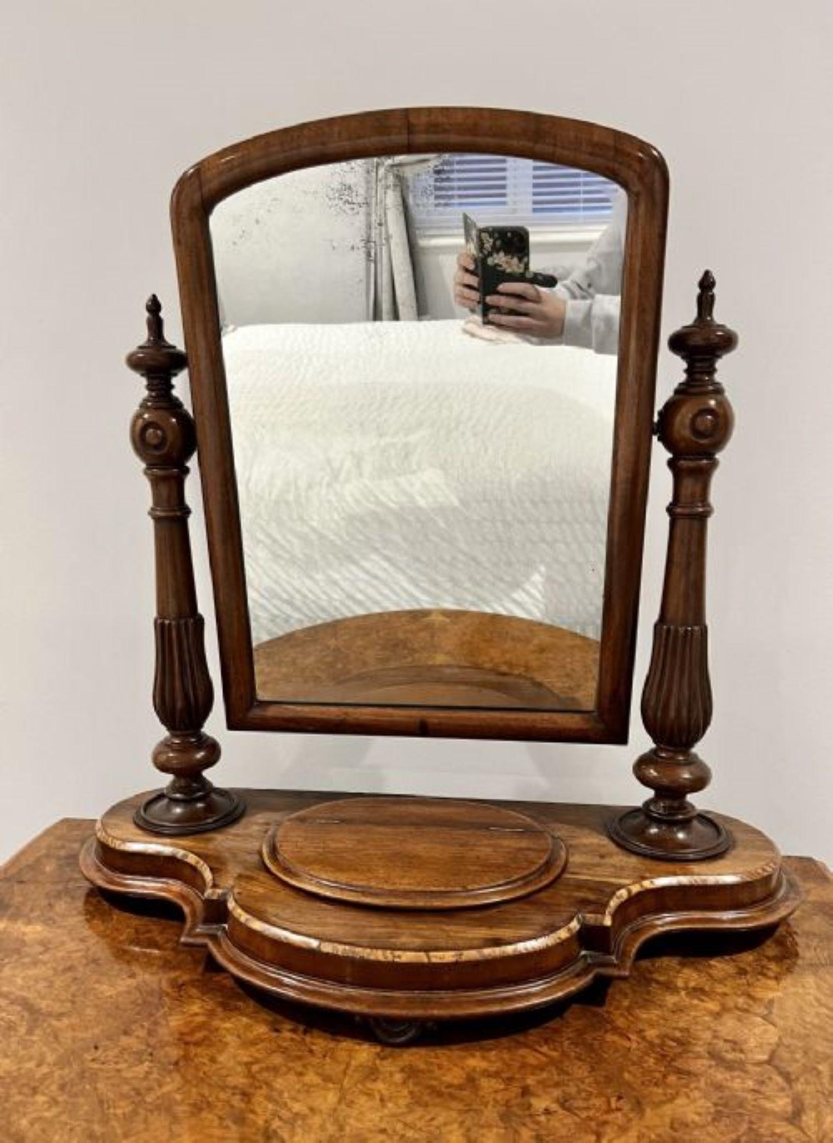 Miroir de coiffeuse antique en acajou de qualité victorienne avec un miroir inclinable réglable soutenu par des supports effilés tournés et sculptés en acajou reposant sur une base en acajou en forme de serpentin avec un couvercle ovale à soulever