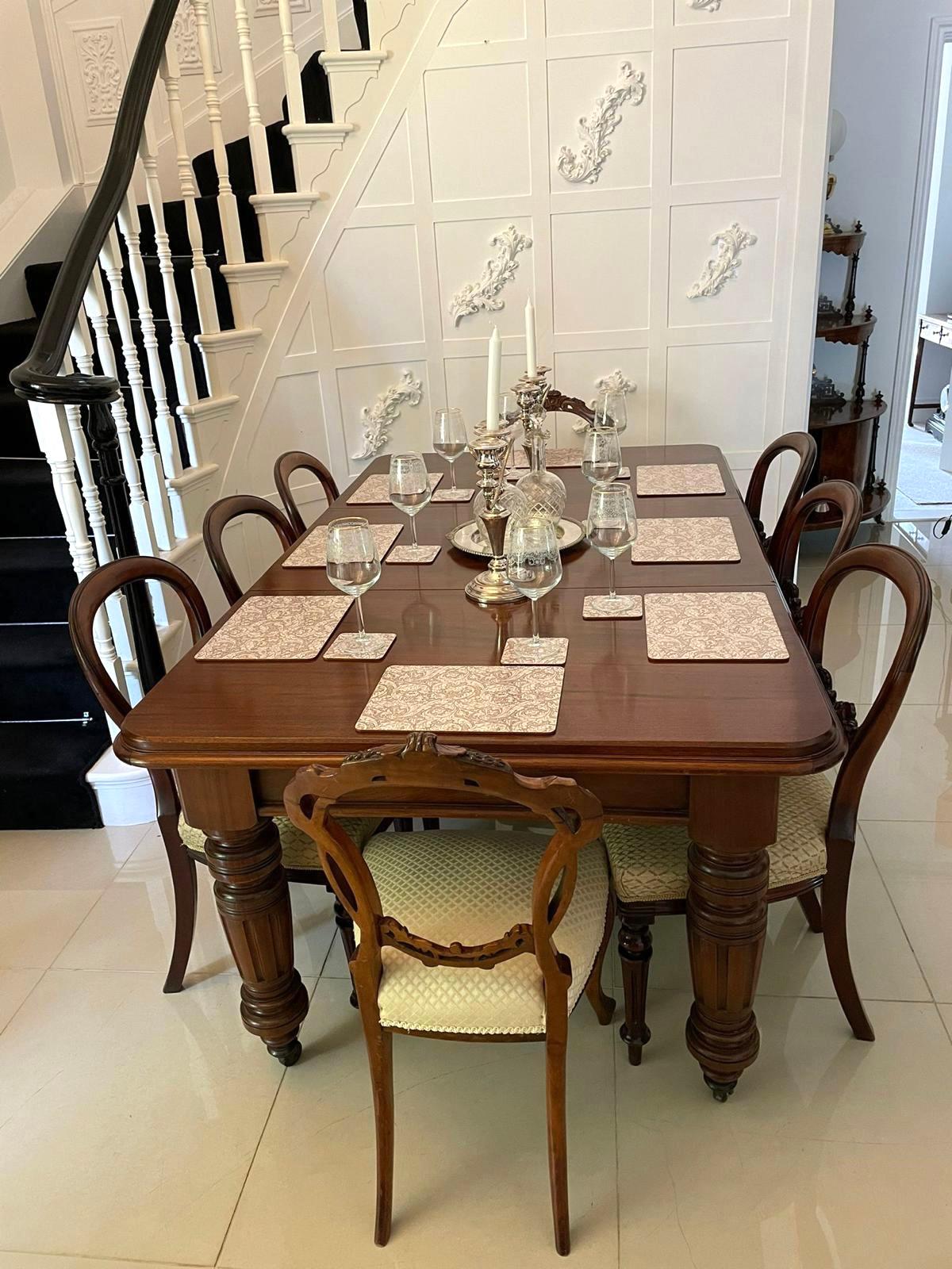 Antique Victorian quality mahogany extending dining table having a quality mahogany top and one large extra leaf with a moulded edge, original winding mechanism and handle standing on turned reeded tapering legs with original castors 

H 77 x W 107