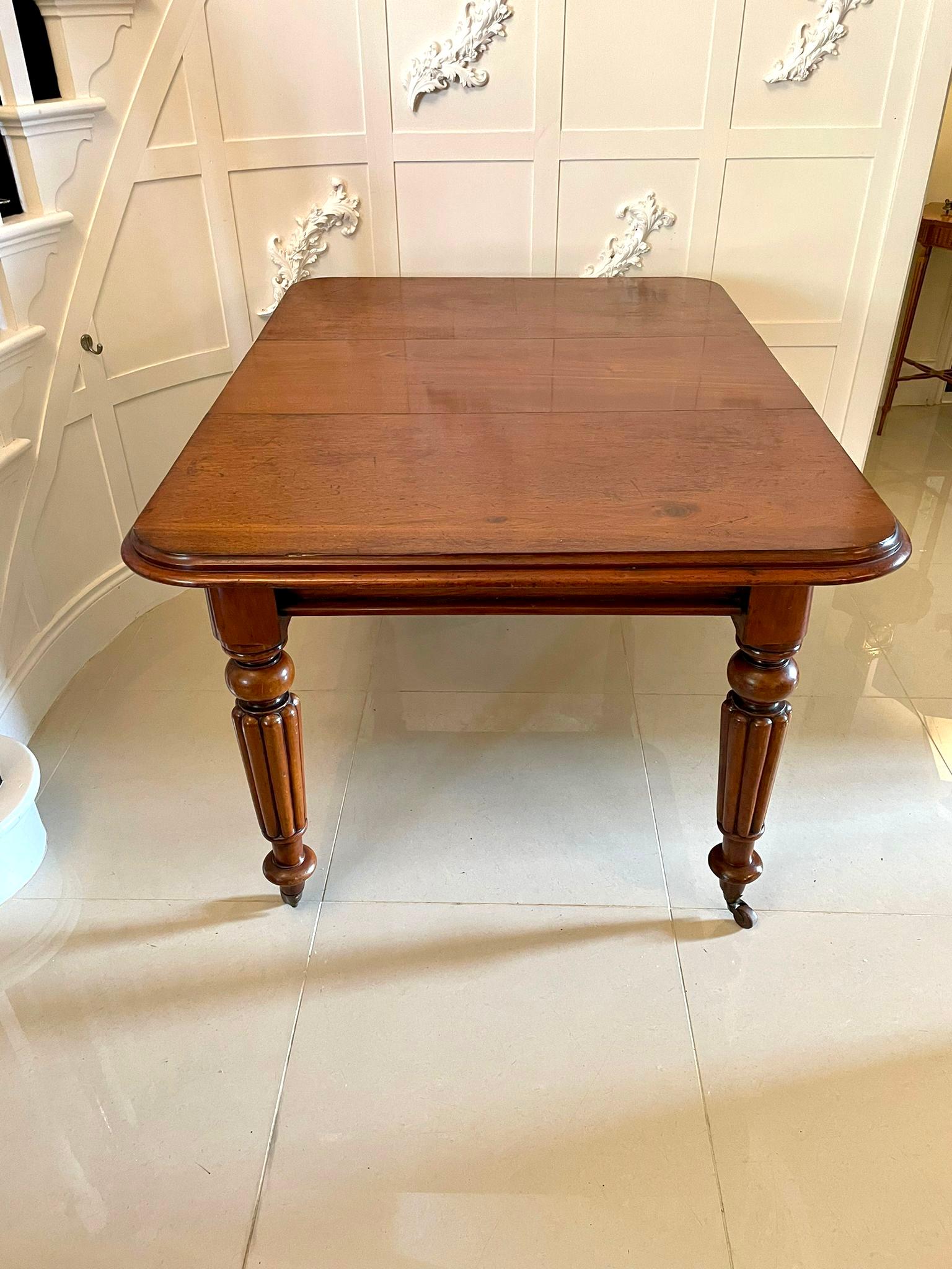 Antique Victorian Quality Mahogany Extending Dining Table In Good Condition In Suffolk, GB