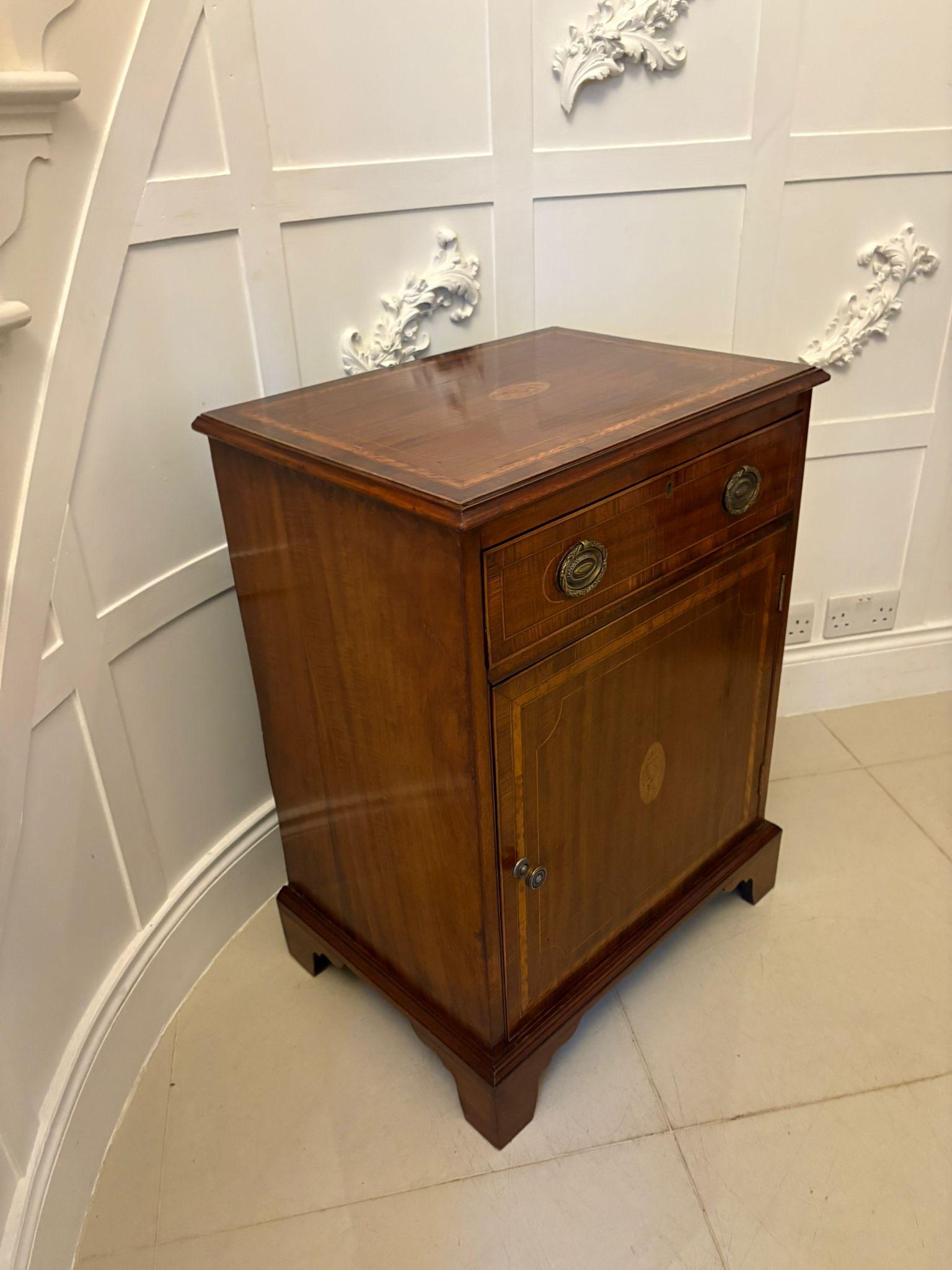 Antiguo armario de salón de caoba con incrustaciones de calidad victoriana en venta 3