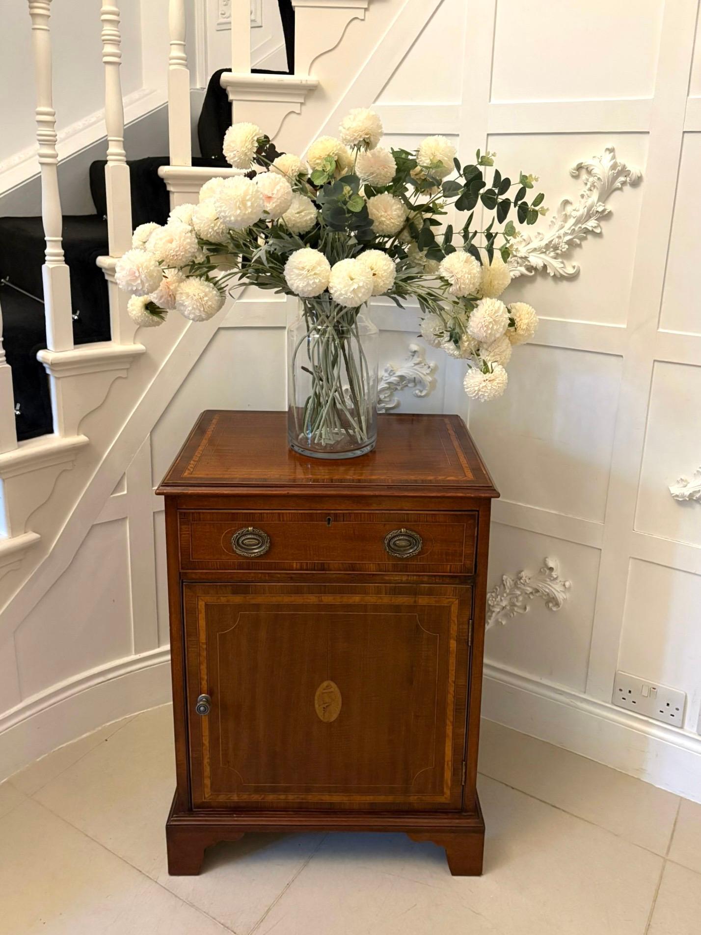 Antiguo mueble de recibidor victoriano con incrustaciones de caoba de calidad que tiene una bonita tapa de caoba de calidad con incrustaciones de madera satinada y un borde moldeado sobre un cajón largo con tiradores originales de latón sobre una