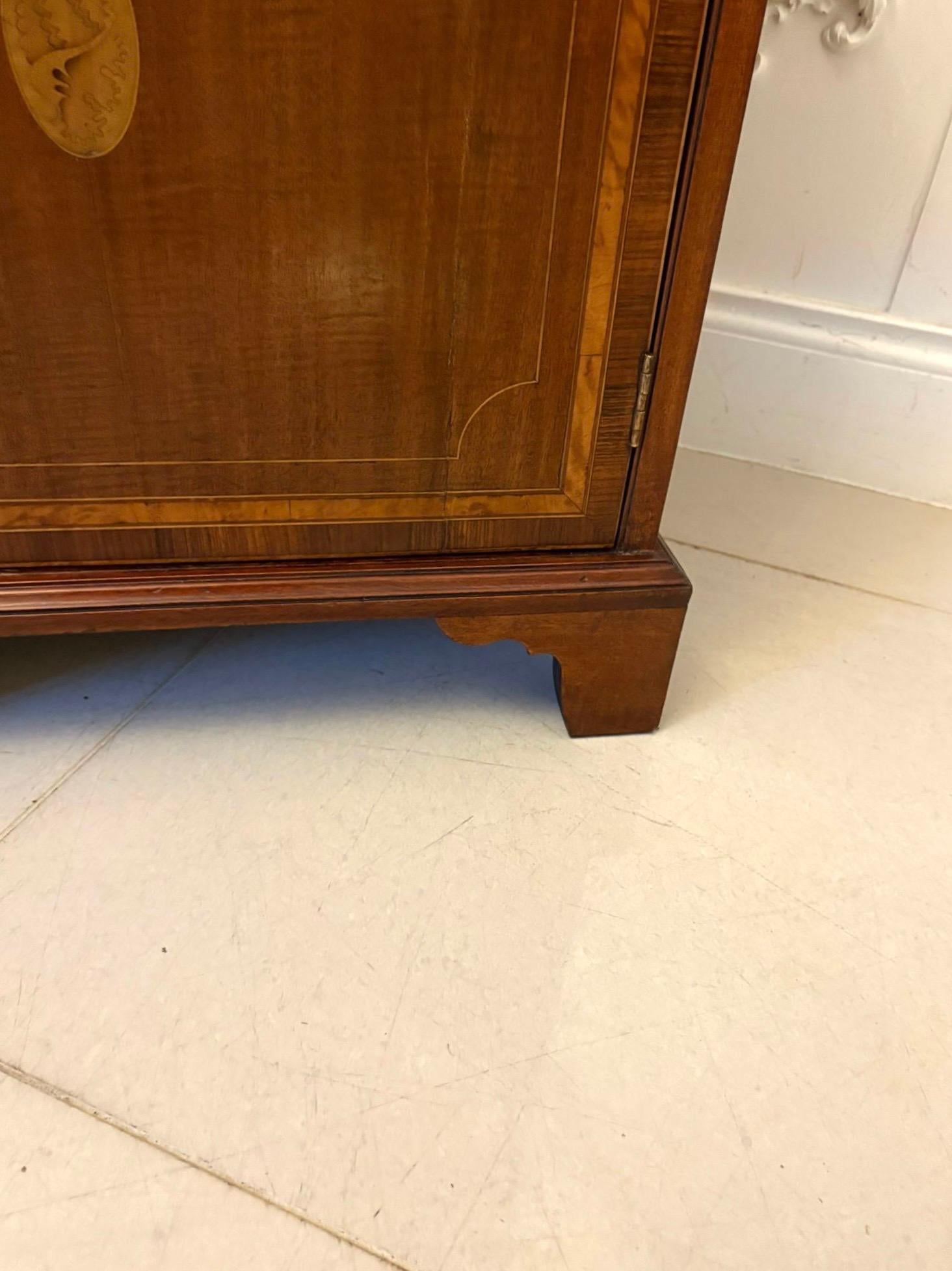 Antiguo armario de salón de caoba con incrustaciones de calidad victoriana Inglés en venta