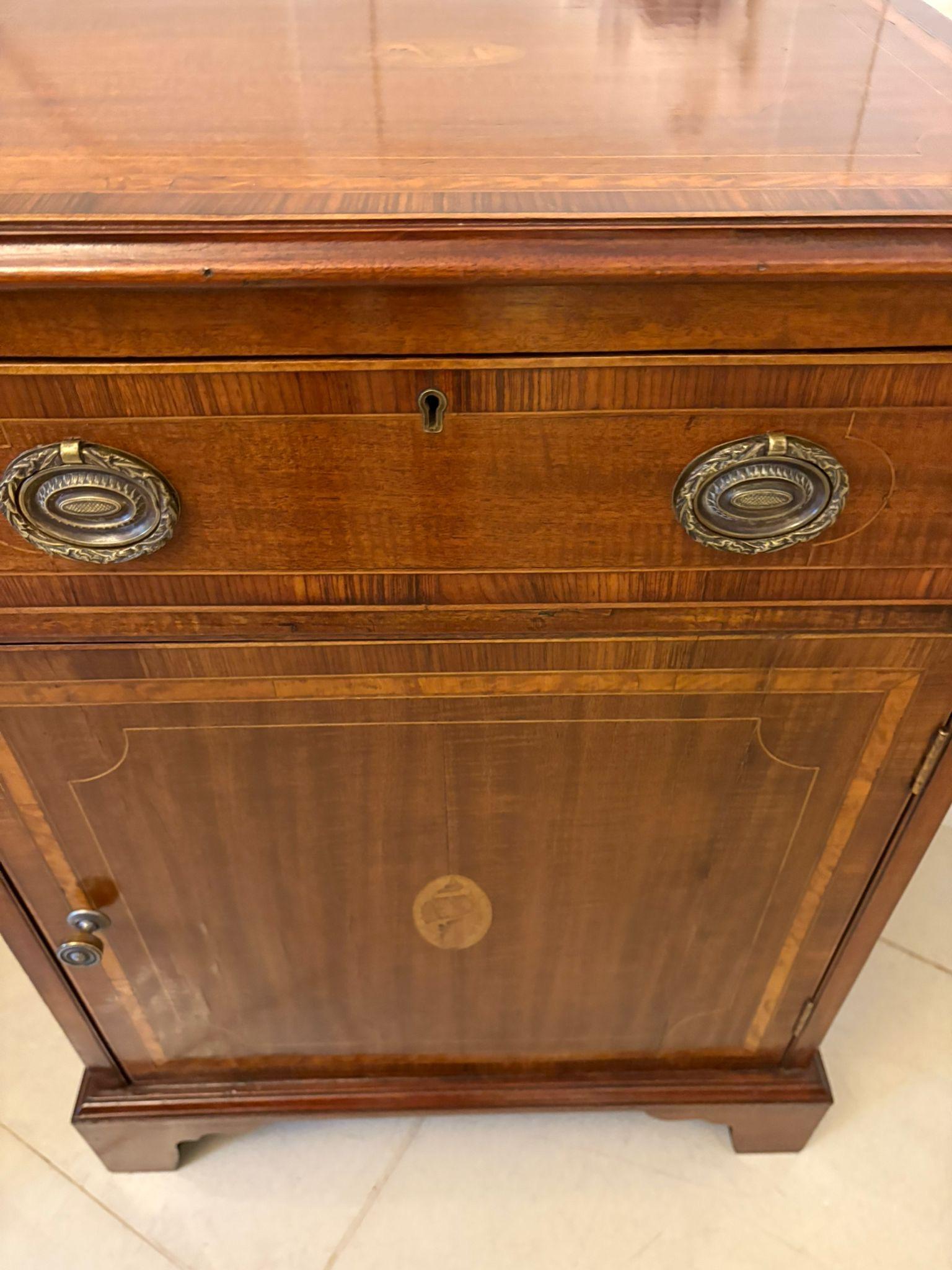 Antiguo armario de salón de caoba con incrustaciones de calidad victoriana siglo XIX en venta
