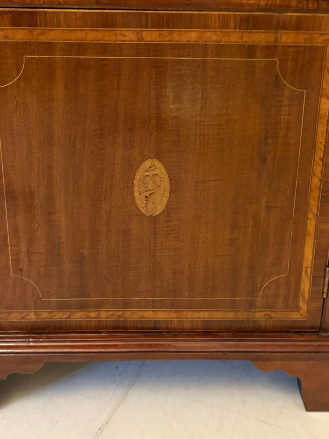 Antiguo armario de salón de caoba con incrustaciones de calidad victoriana Otro en venta