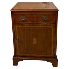 Ancienne armoire de style victorien en acajou marqueté