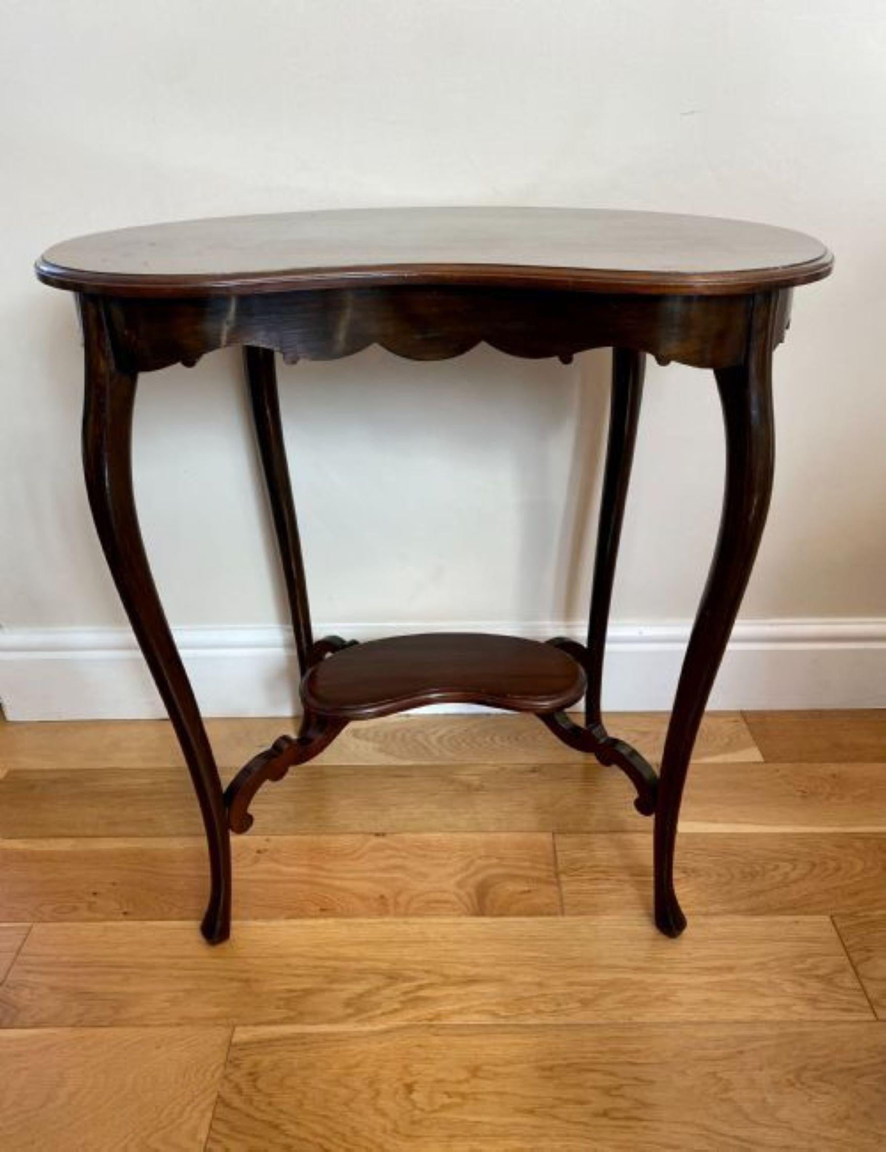 XIXe siècle Ancienne table de lampe en forme de rein en acajou de qualité victorienne  en vente