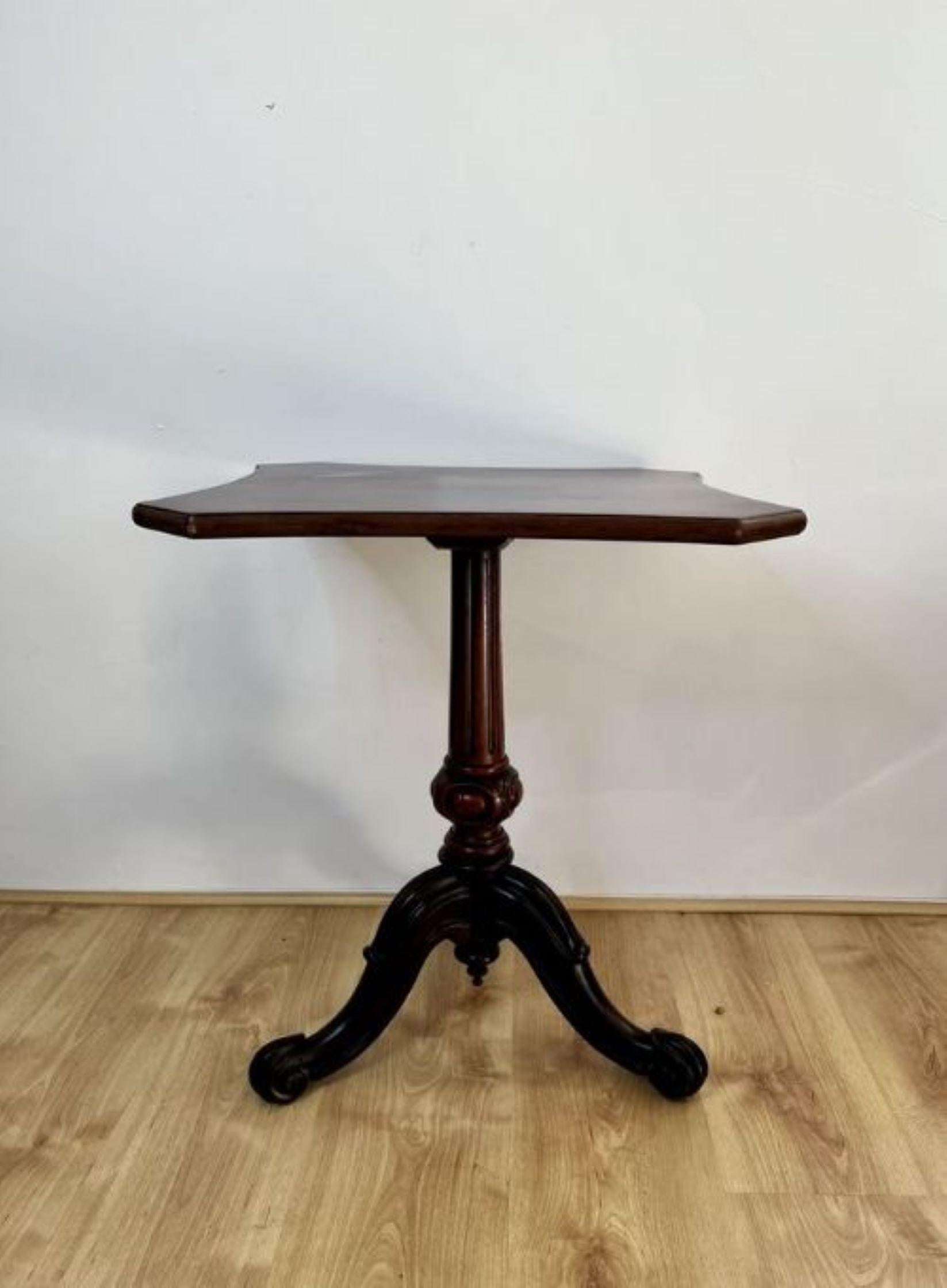 Antique Victorian quality mahogany lamp table having a quality mahogany shaped top supported by a reeded carved tapering pedestal column, standing on three shaped carved cabriole legs with scroll feet.