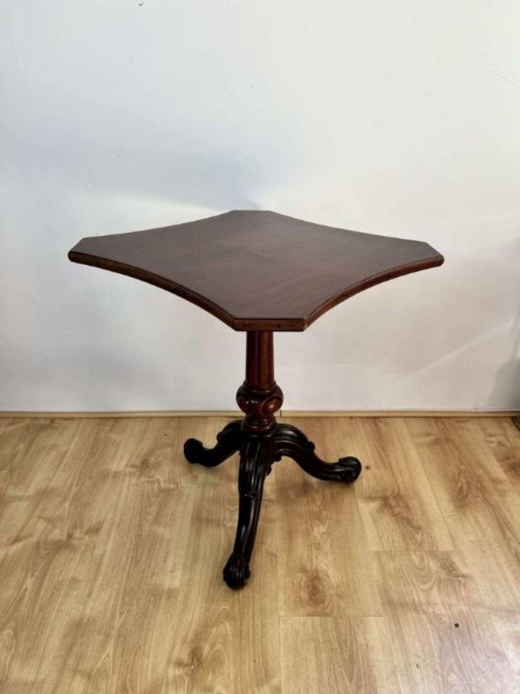 Antique Victorian quality mahogany lamp table  For Sale 1