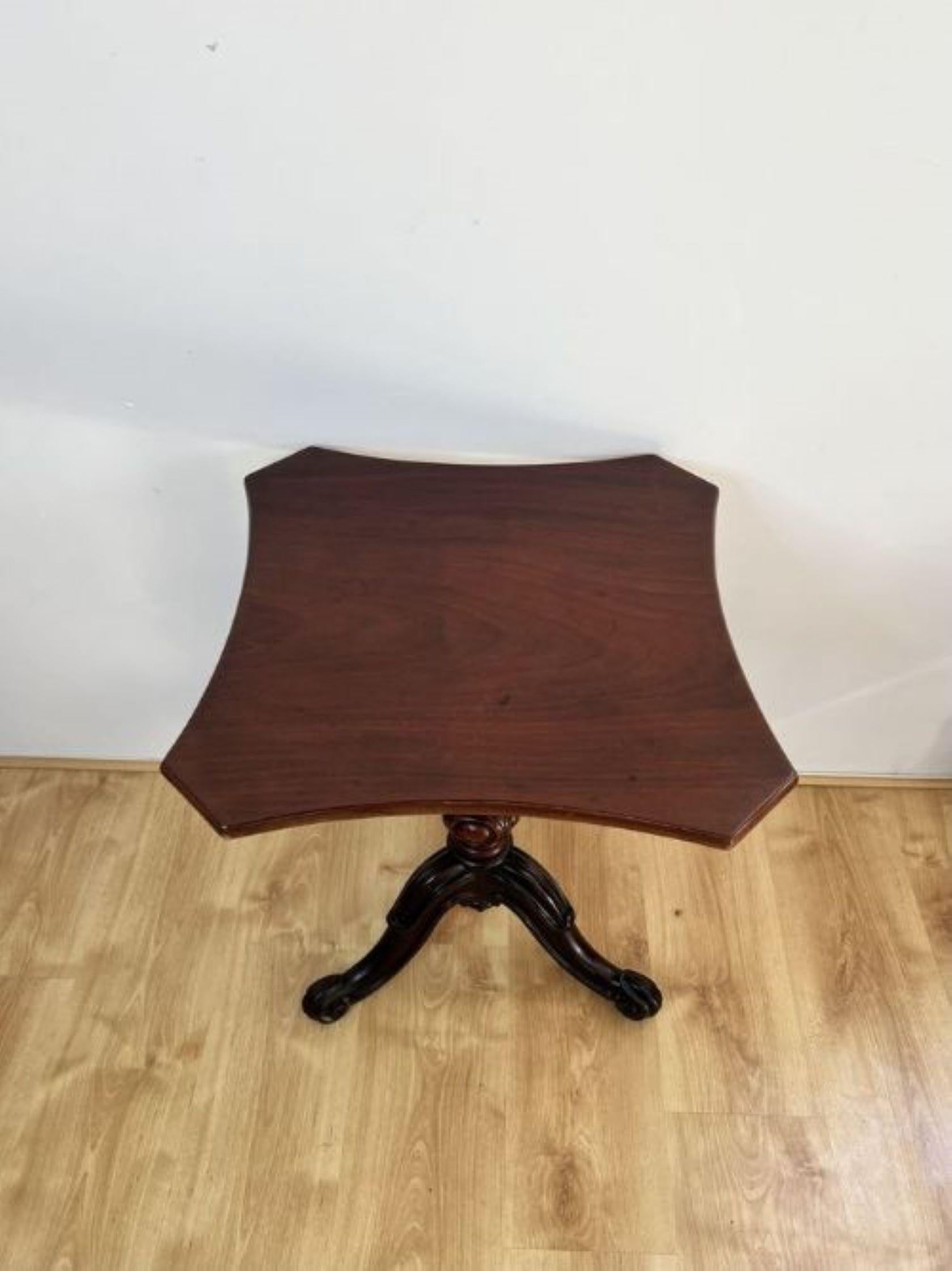 Ancienne table de lampe en acajou de qualité victorienne en vente 1