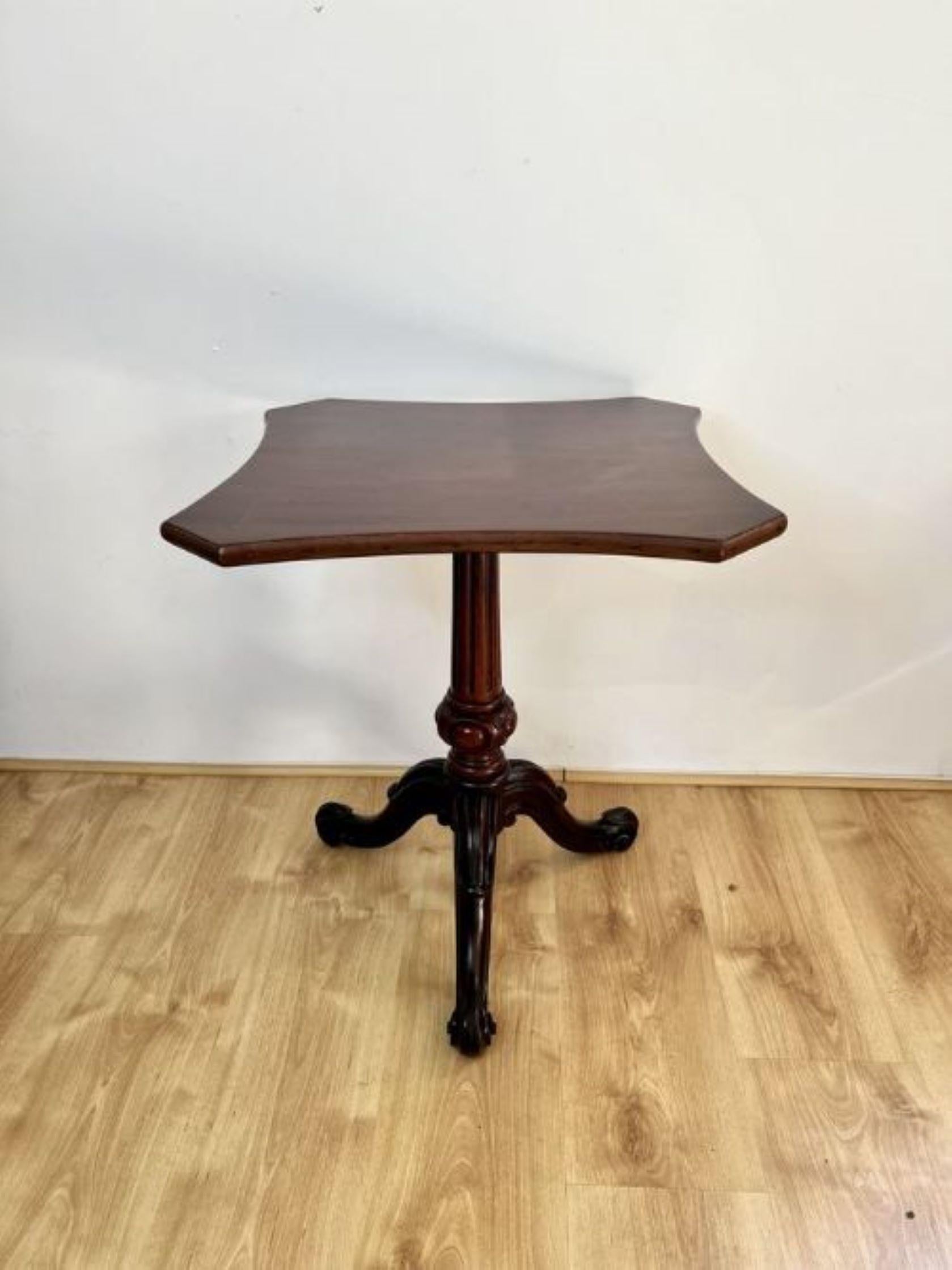 Ancienne table de lampe en acajou de qualité victorienne  en vente 2