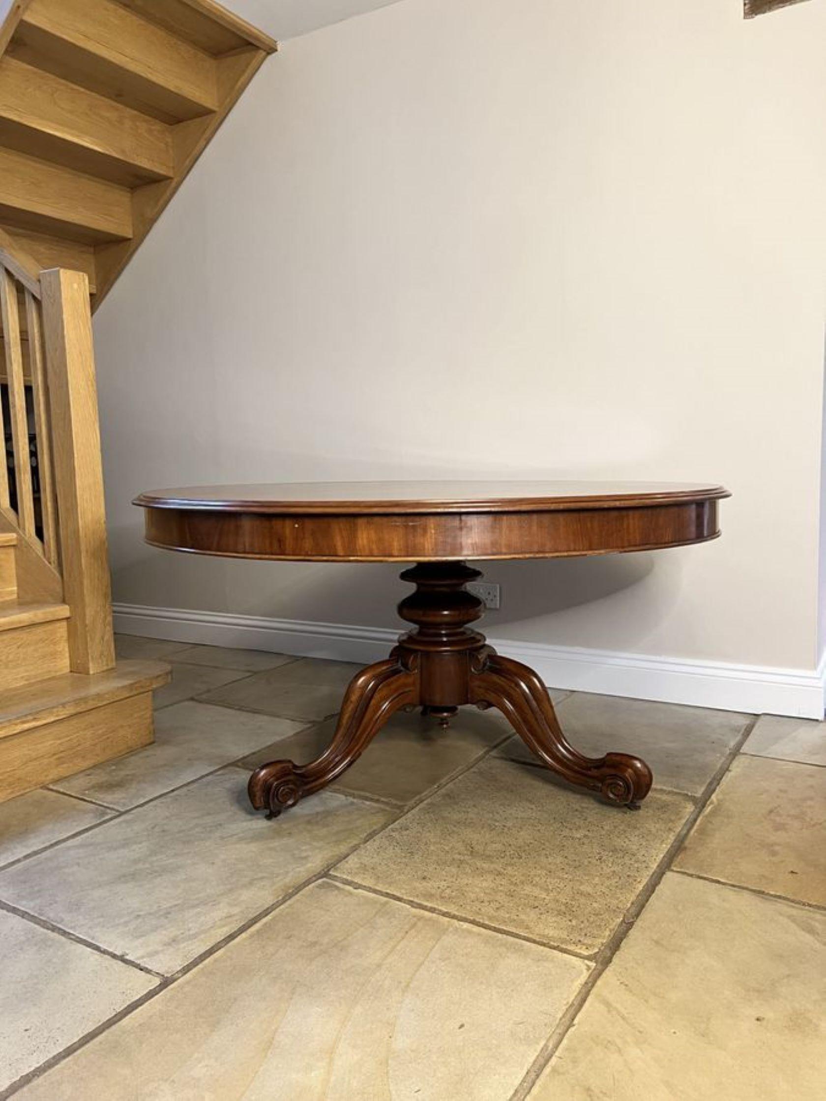 Antique Victorian quality mahogany large round dining table  In Good Condition For Sale In Ipswich, GB
