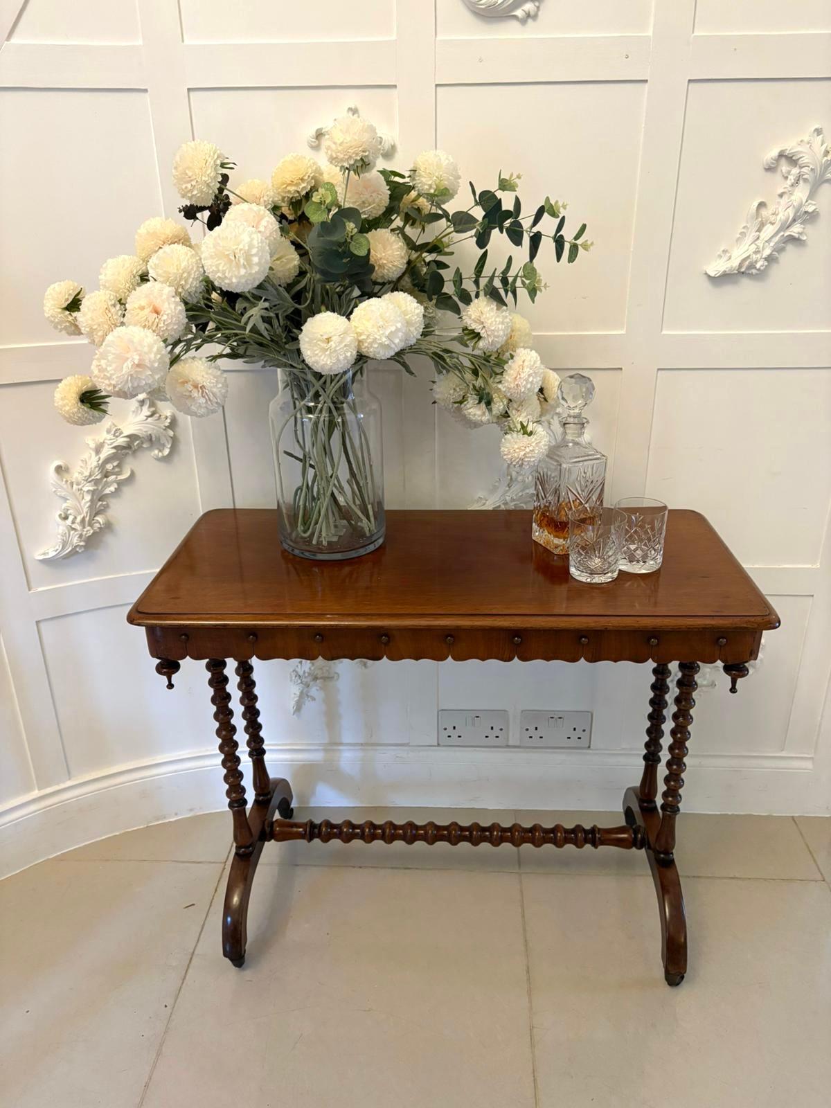 Table d'appoint/lampes ancienne de qualité victorienne en acajou avec un plateau en acajou de qualité avec un bord mouluré, une frise en acajou de forme inhabituelle et attrayante avec des boutons circulaires sculptés en acajou, des fleurons tournés