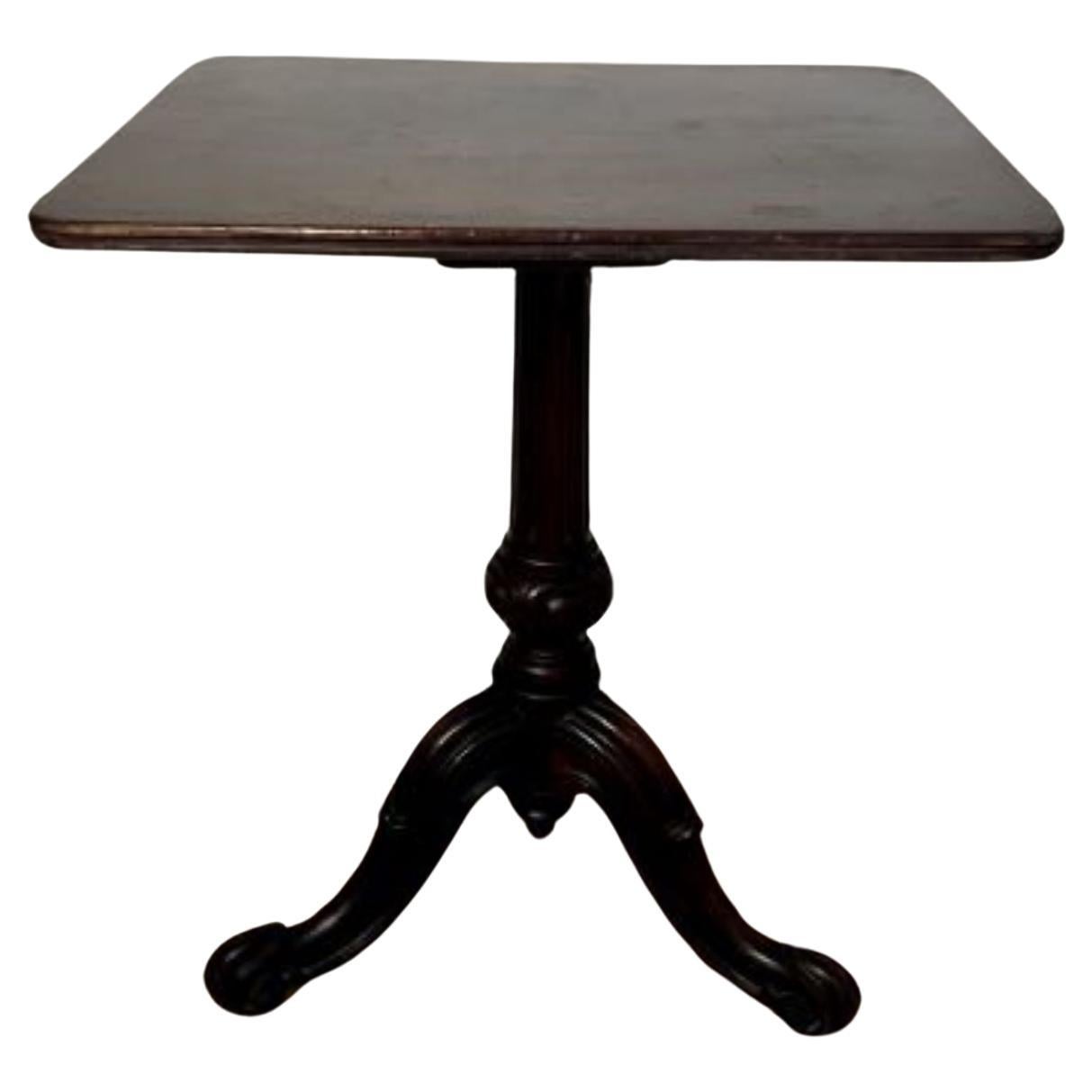 Ancienne table à lampe à plateau carré en acajou de qualité victorienne  en vente