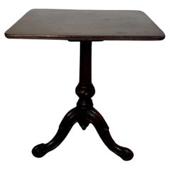 Ancienne table à lampe à plateau carré en acajou de qualité victorienne 