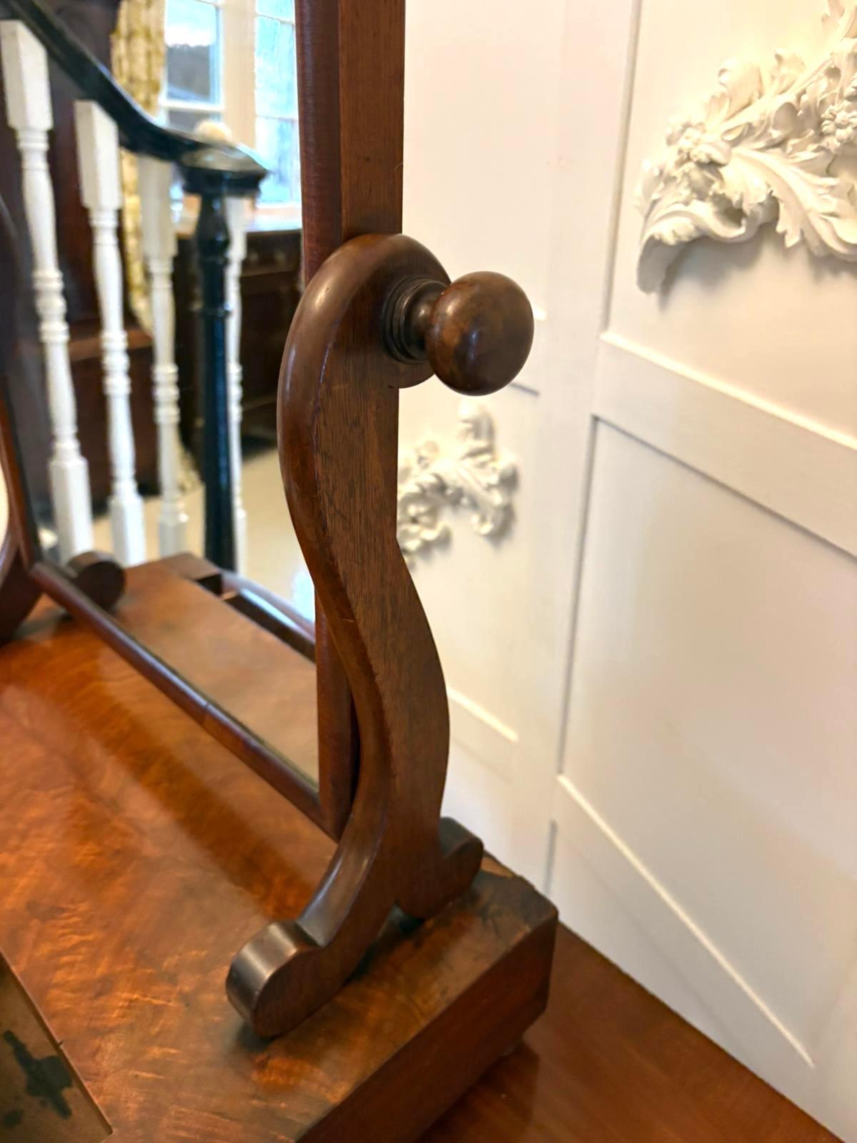 Antique Mirror in mogano di qualità vittoriana con specchio originale in una cornice in mogano sostenuta da una coppia di volute sagomate e appoggiata su una base a due cassetti in mogano figurato con piedini originali.

In ottime condizioni