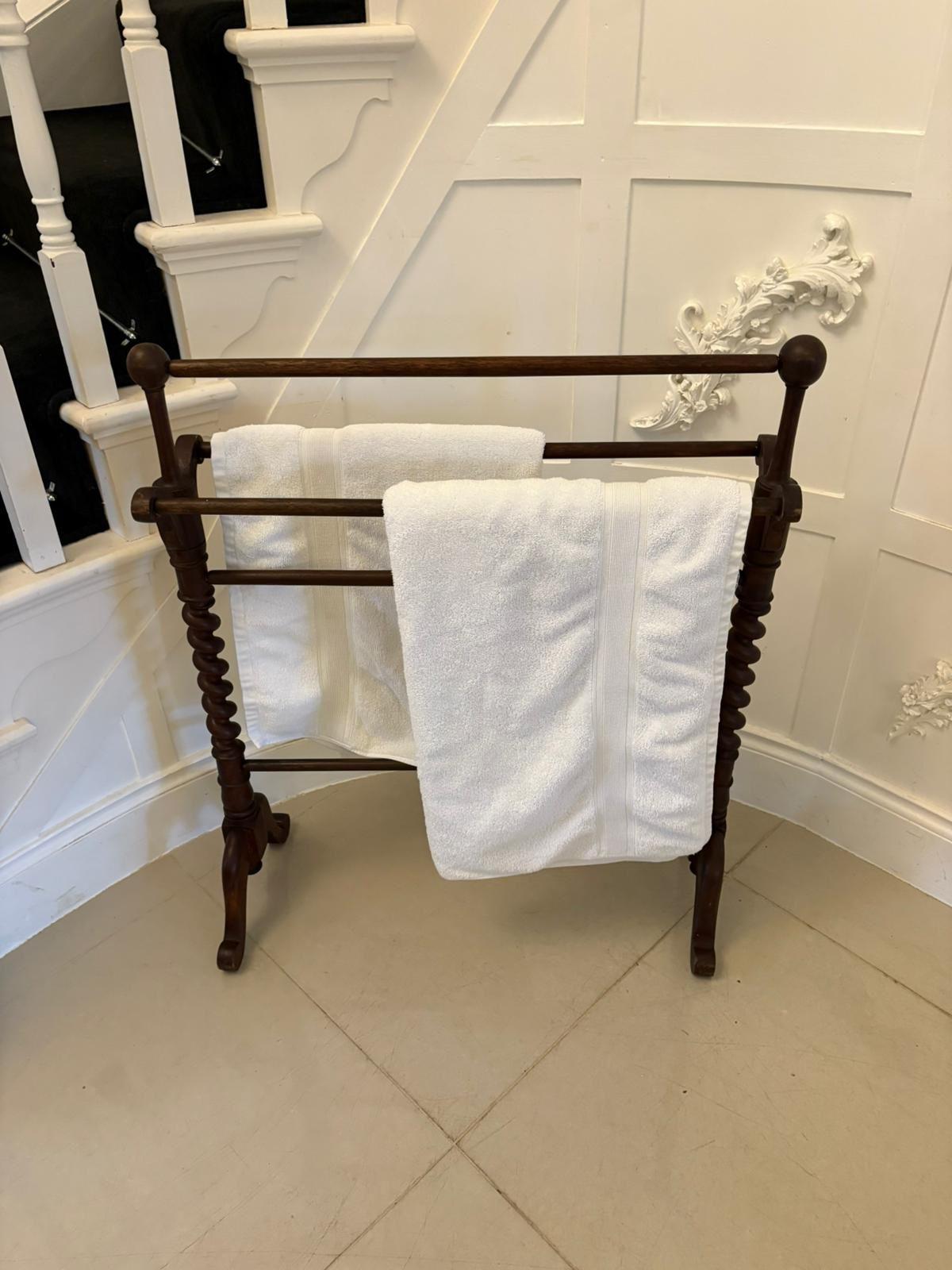 Porte-serviettes ancien en acajou de qualité victorienne comprenant cinq rails tournés en acajou soutenus par des colonnes en torsion d'orge reposant sur des pieds cabriole avec des pieds en volute. 

A  très bel exemplaire en très bon