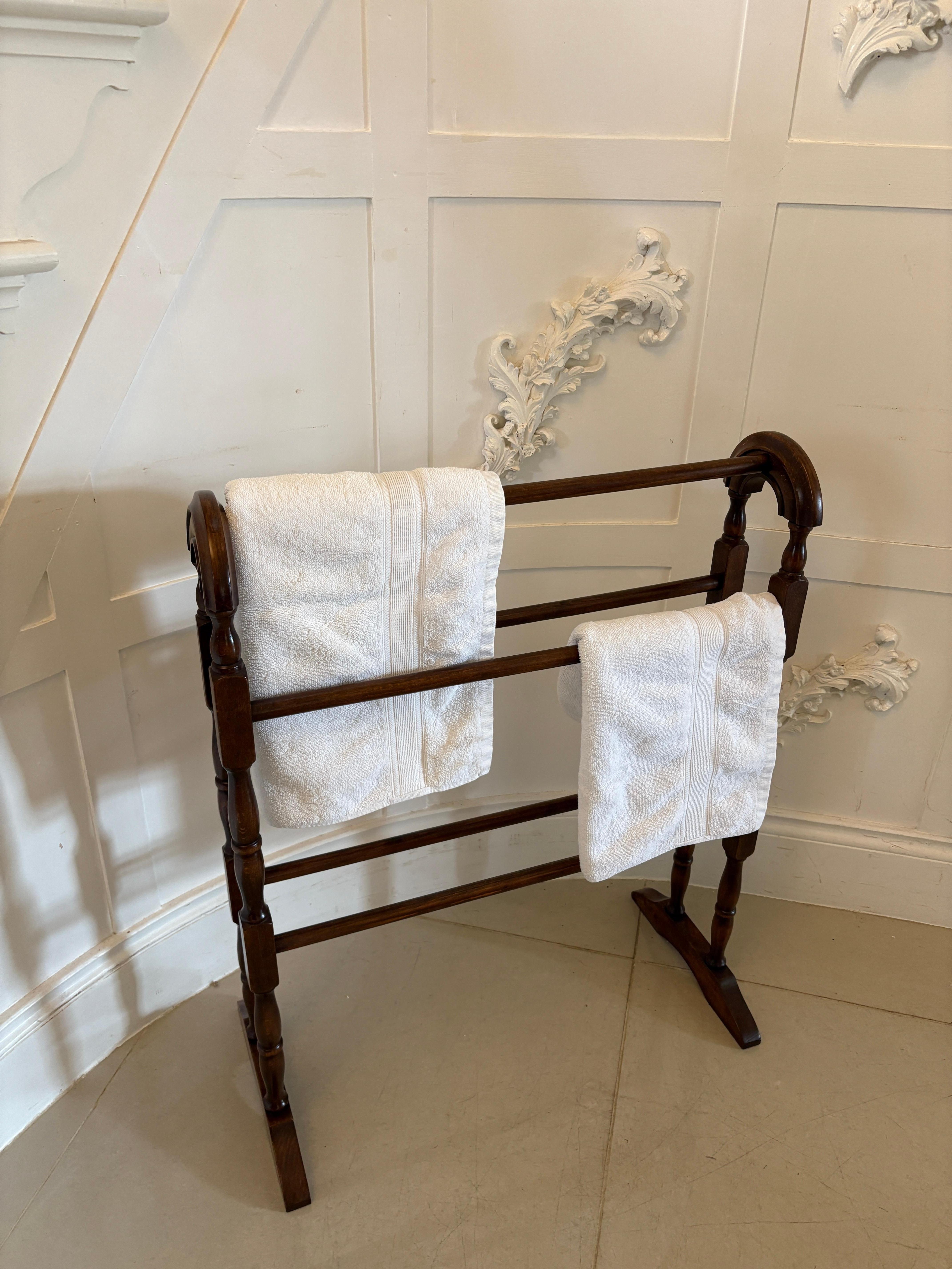 Porte-serviettes ancien en acajou de qualité victorienne comprenant cinq porte-serviettes en acajou de qualité soutenus par des extrémités tournées en acajou et reposant sur des pieds en forme de volutes. 

Dimensions :
Hauteur 86 cm (33.86