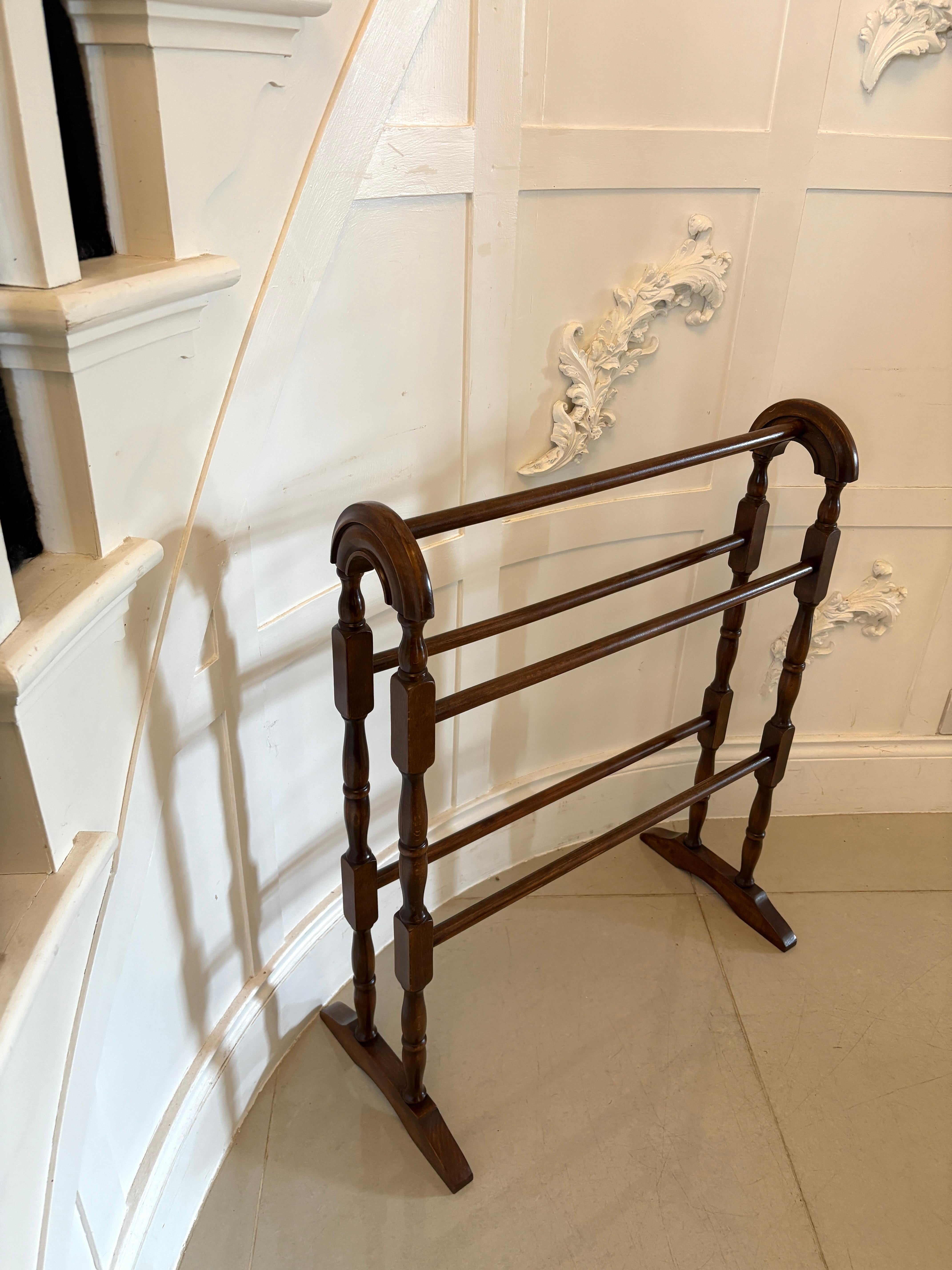 Porte-serviettes ancien en acajou de qualité victorienne en vente 1