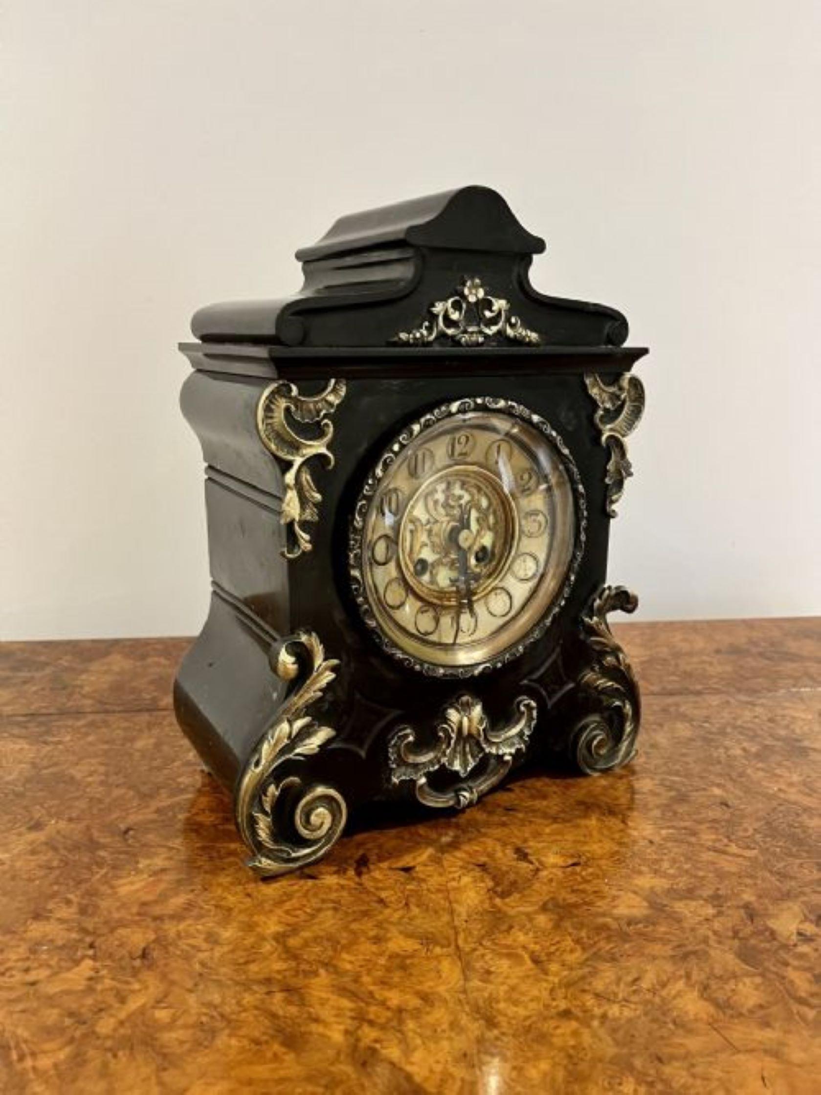 Ancienne horloge de manteau victorienne en marbre noir de qualité avec des montures en laiton doré, un cadran circulaire en laiton orné avec les aiguilles d'origine, un mouvement français de huit jours sonnant l'heure sur un gong avec la clé et le
