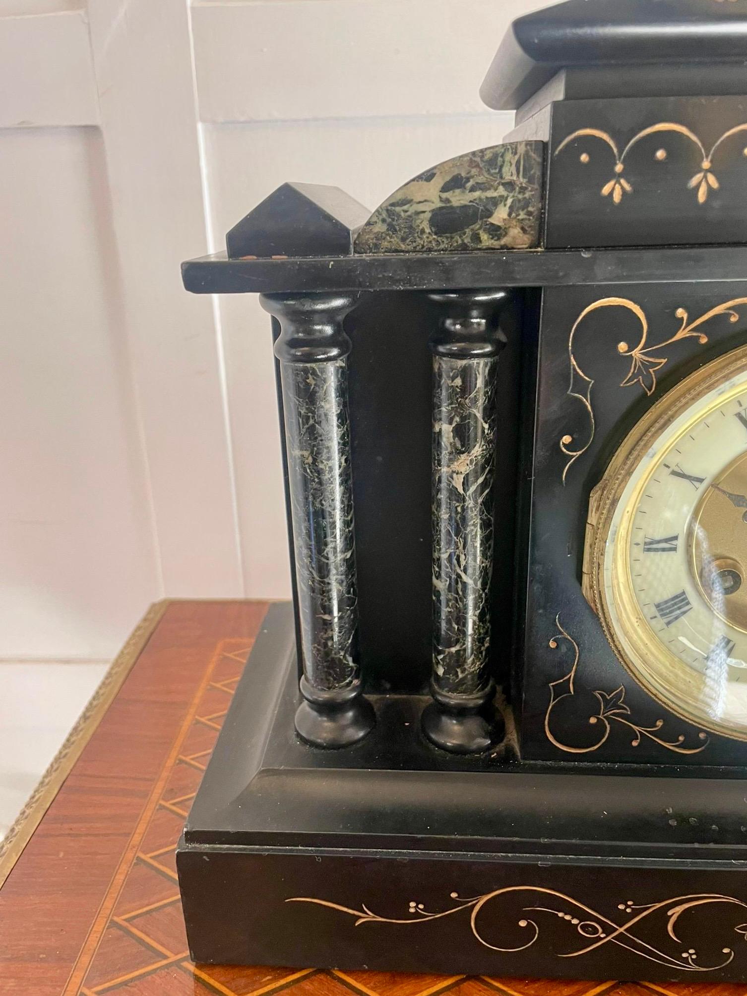 XIXe siècle Horloge de manteau en marbre antique de qualité victorienne  en vente
