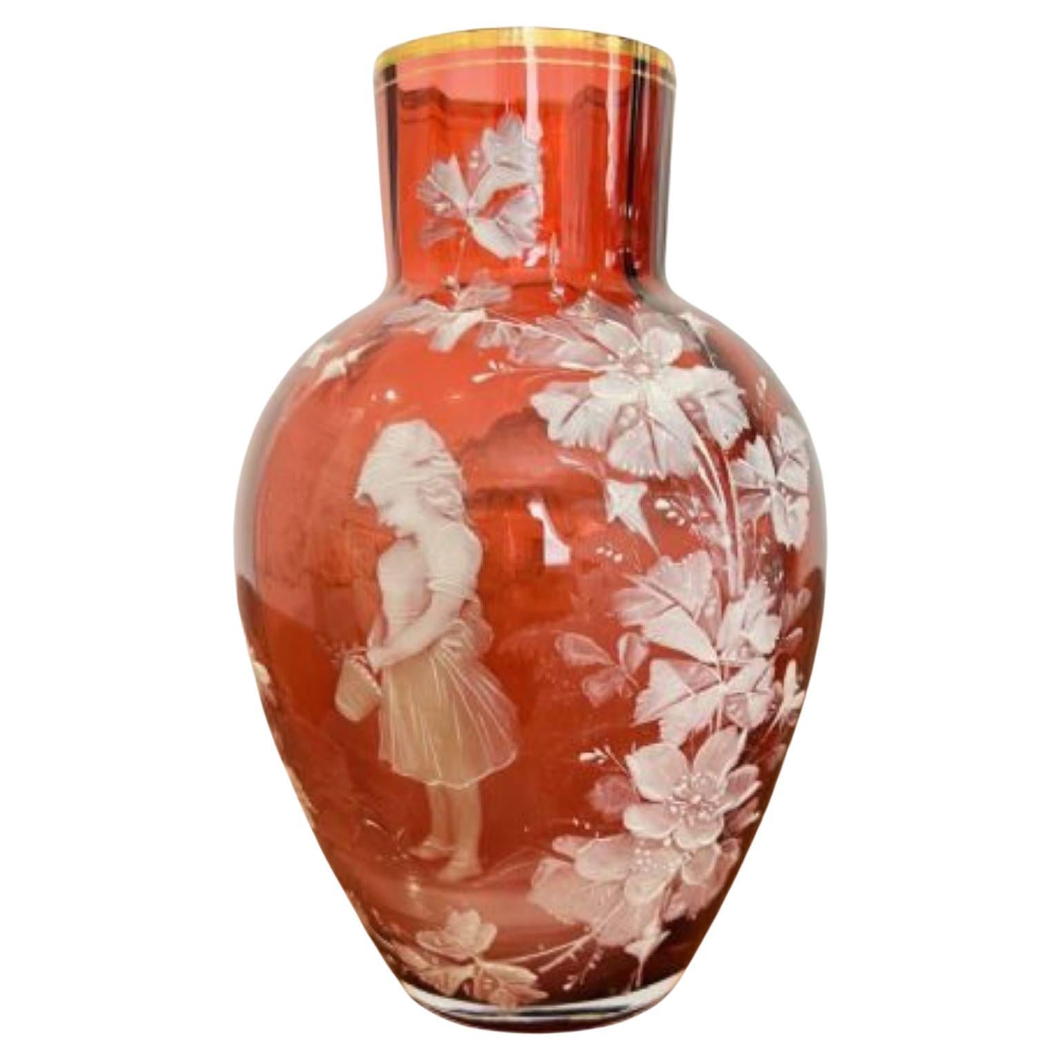 Vase antique victorien en verre canneberge de qualité Mary Gregory