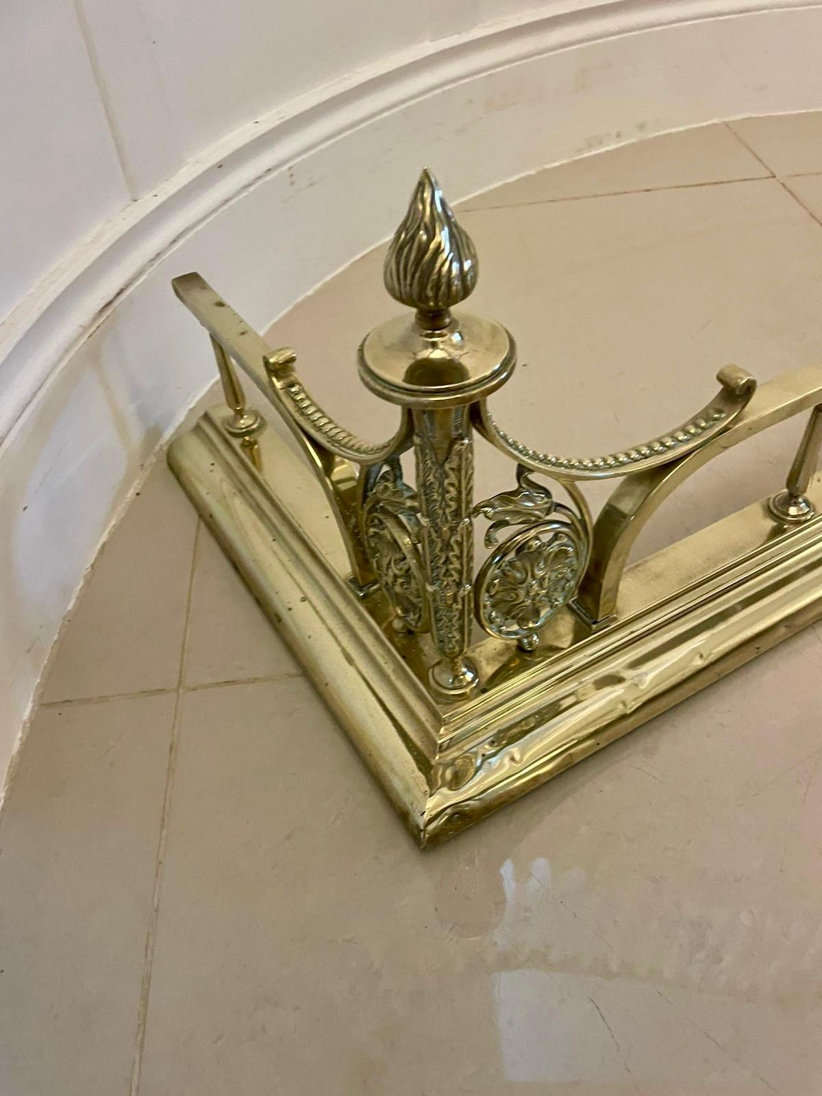 Laiton Pare-brise en laiton orné de qualité antique et victorienne en vente