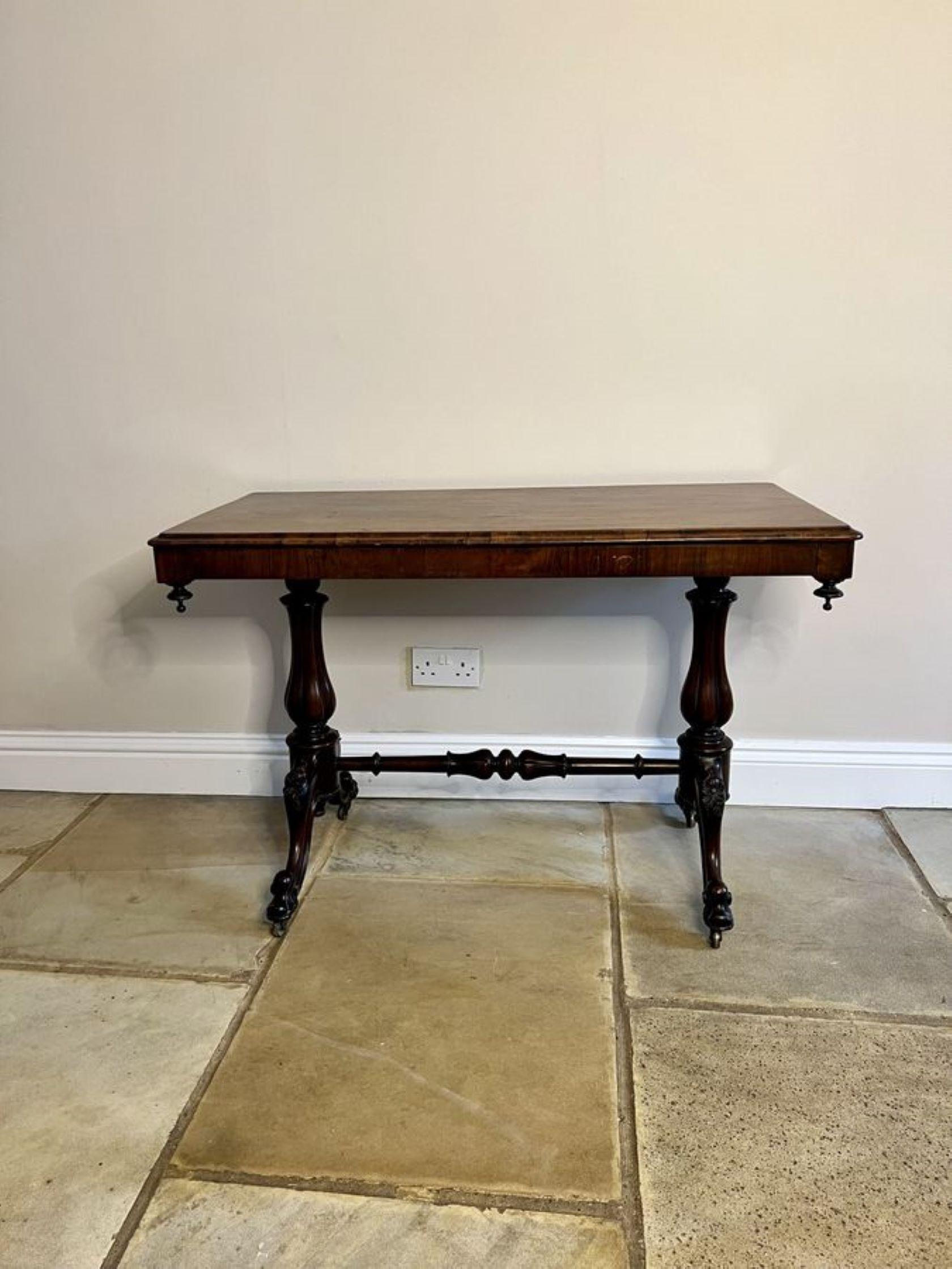 Table centrale victorienne ancienne en bois de rose en vente 4