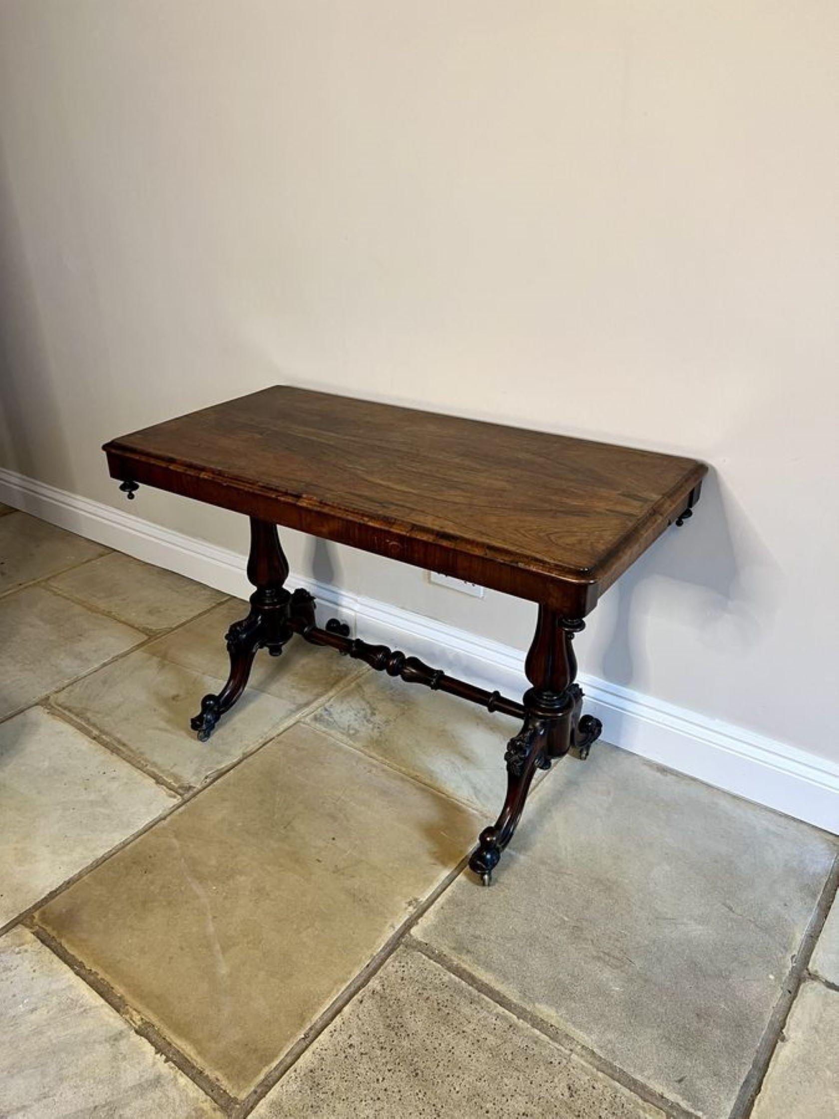Table centrale victorienne ancienne en bois de rose  en vente 2