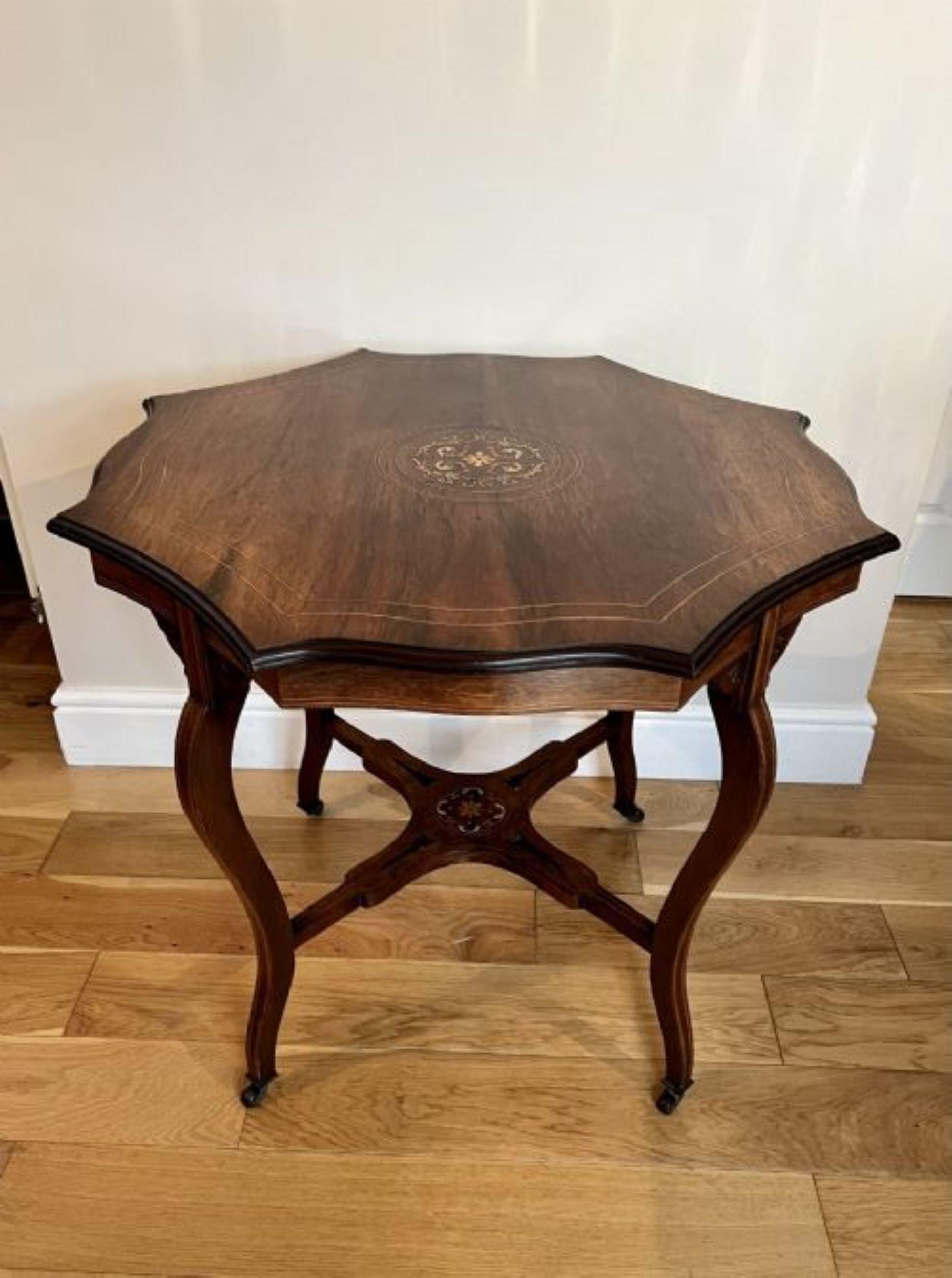 Ancienne table centrale victorienne en bois de rose incrusté  en vente 1