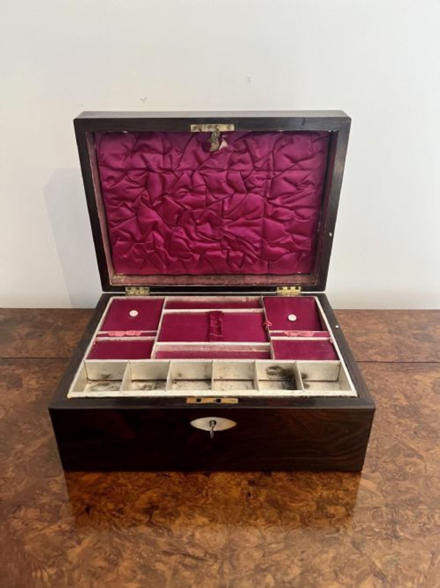 Victorien Ancienne boîte à bijoux victorienne en bois de rose de qualité  en vente