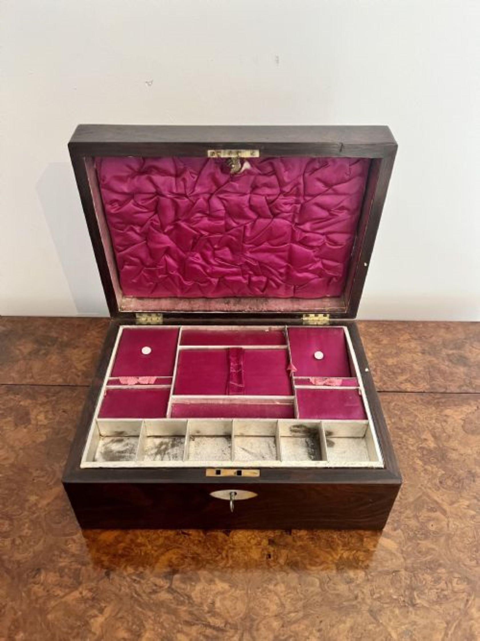 XIXe siècle Ancienne boîte à bijoux victorienne en bois de rose de qualité  en vente
