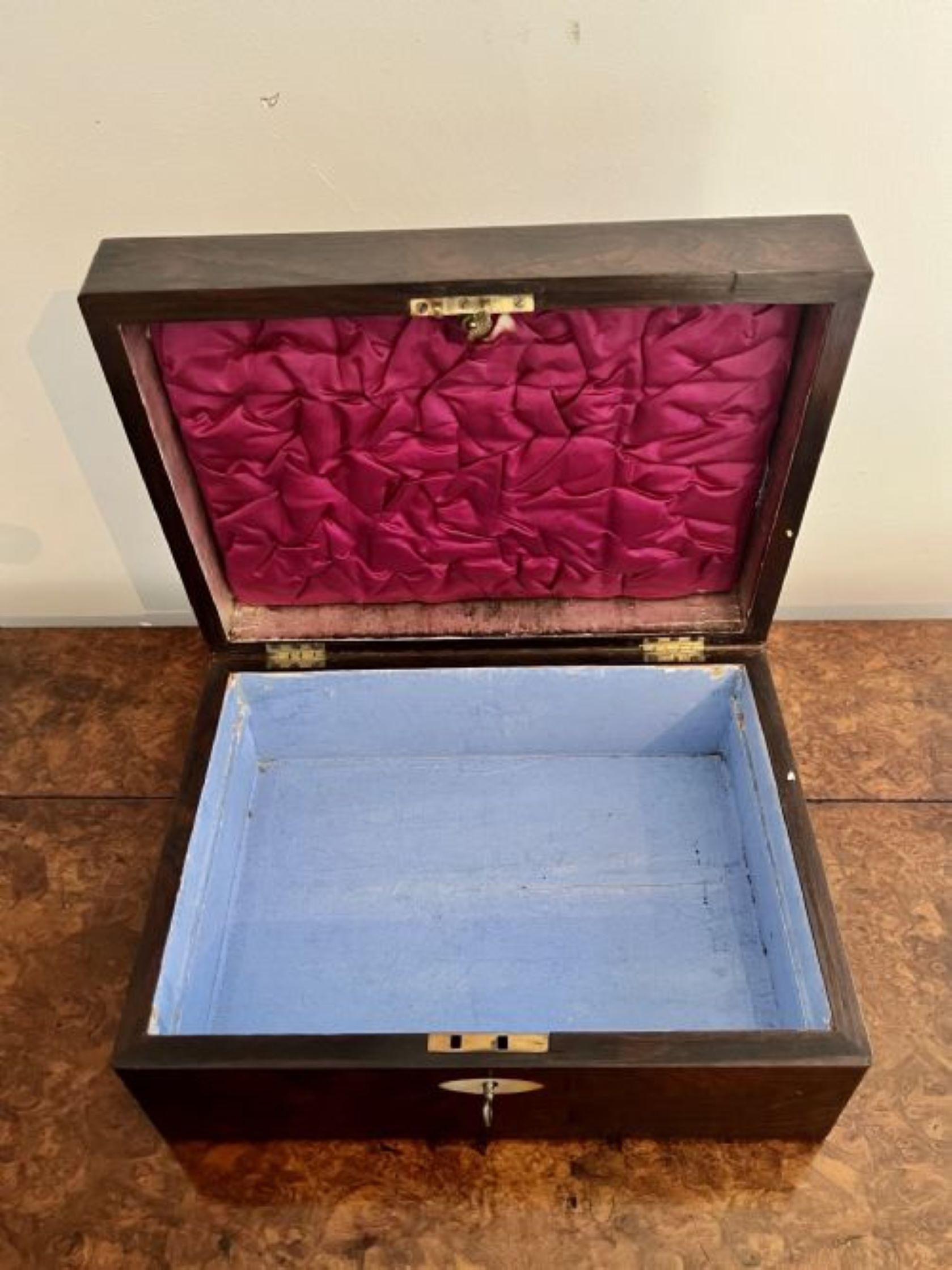 Ancienne boîte à bijoux victorienne en bois de rose de qualité  en vente 1