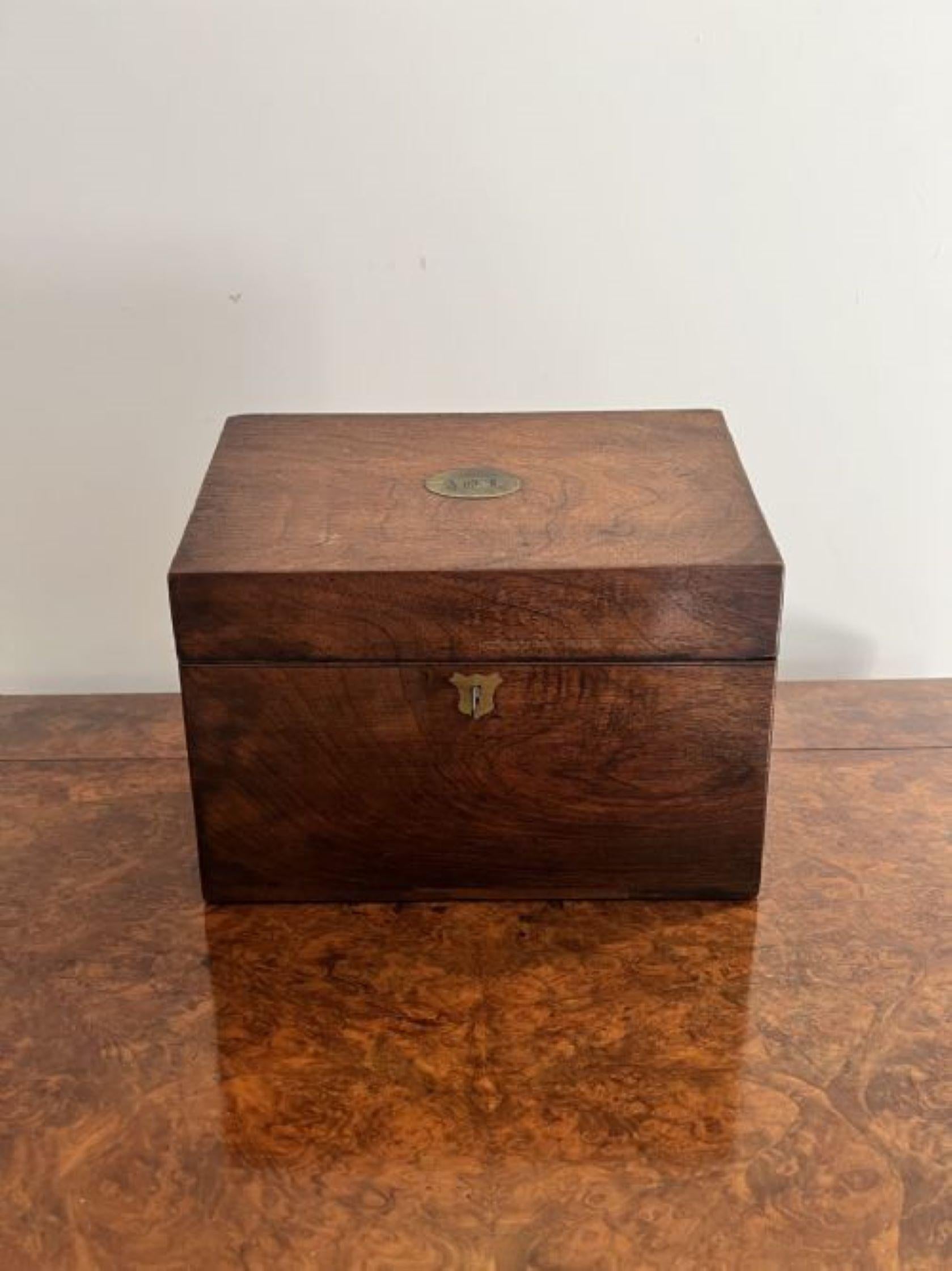 Boîte de rangement ancienne en bois de rose de qualité victorienne, avec une ouverture frontale inclinée révélant un intérieur aménagé avec des séparateurs et une plaque gravée sur le dessus. 