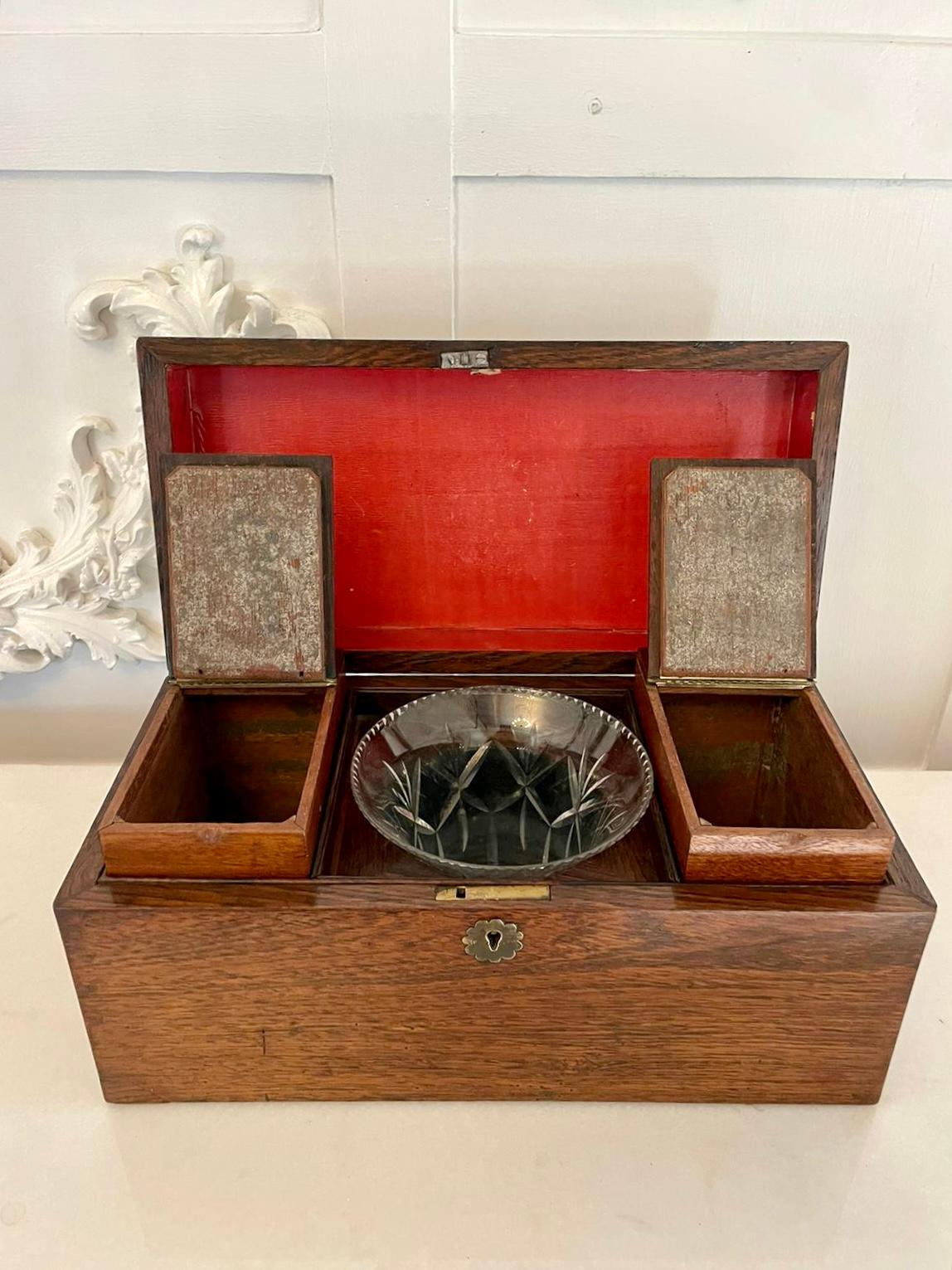 Antike Teedose aus Palisanderholz in viktorianischer Qualität, die sich nach oben öffnen lässt, um ein ausgestattetes Inneres mit zwei Teedosen mit Deckel und einer Glasmischschüssel zu enthüllen 

H 15 x B 31,5 x T 15,5 cm
Datum 1860
