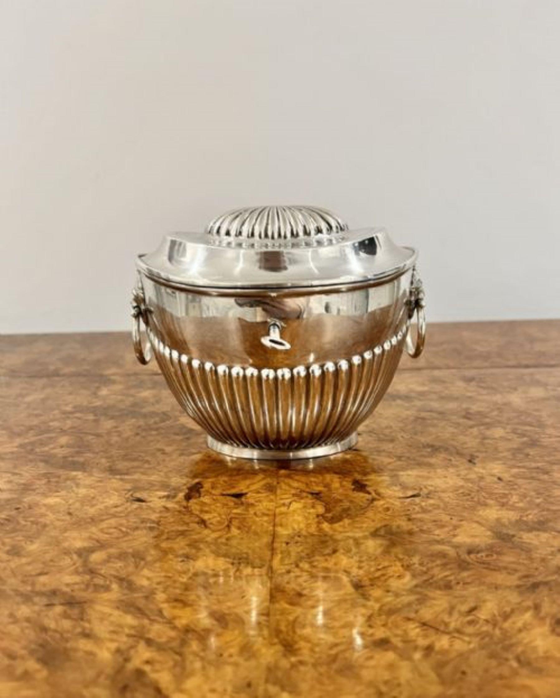Ancienne boîte à thé victorienne en métal argenté avec couvercle cannelé de qualité, poignées en anneau à tête de lion sur les deux côtés, décoration cannelée autour du corps avec clé d'origine et serrure en état de marche. 