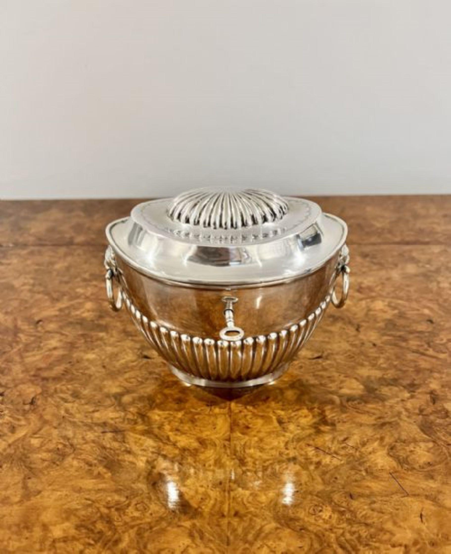 Victorien Ancienne boîte à thé de qualité victorienne en métal argenté  en vente
