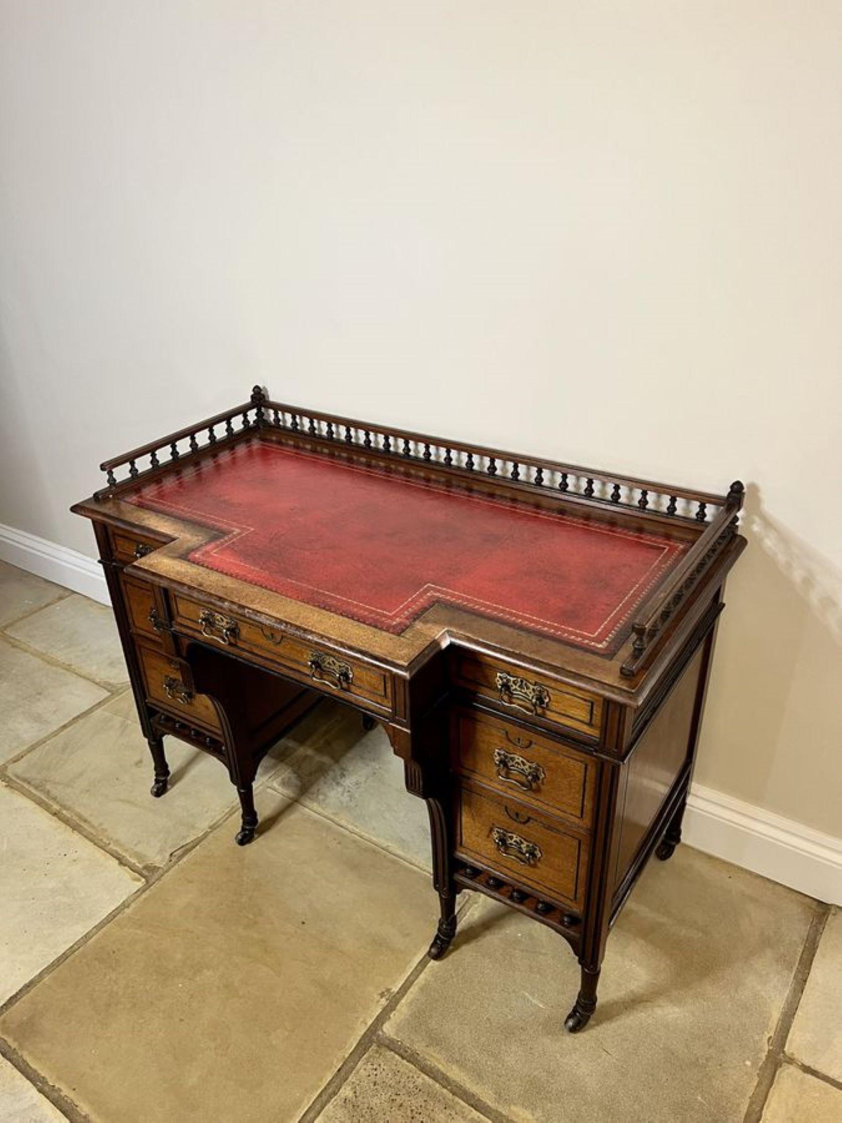 Antique Victorian quality walnut leather top freestanding kneehole desk  For Sale 2